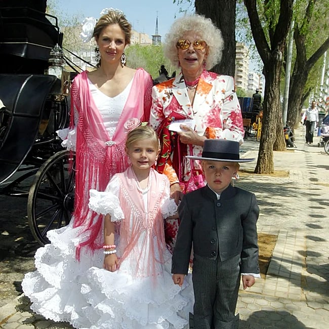 Según su hijo Carlos, de los 9 nietos que tuvo la duquesa, tuvo favoritismo por tres; en la foto posa junto a Amina y Luis
