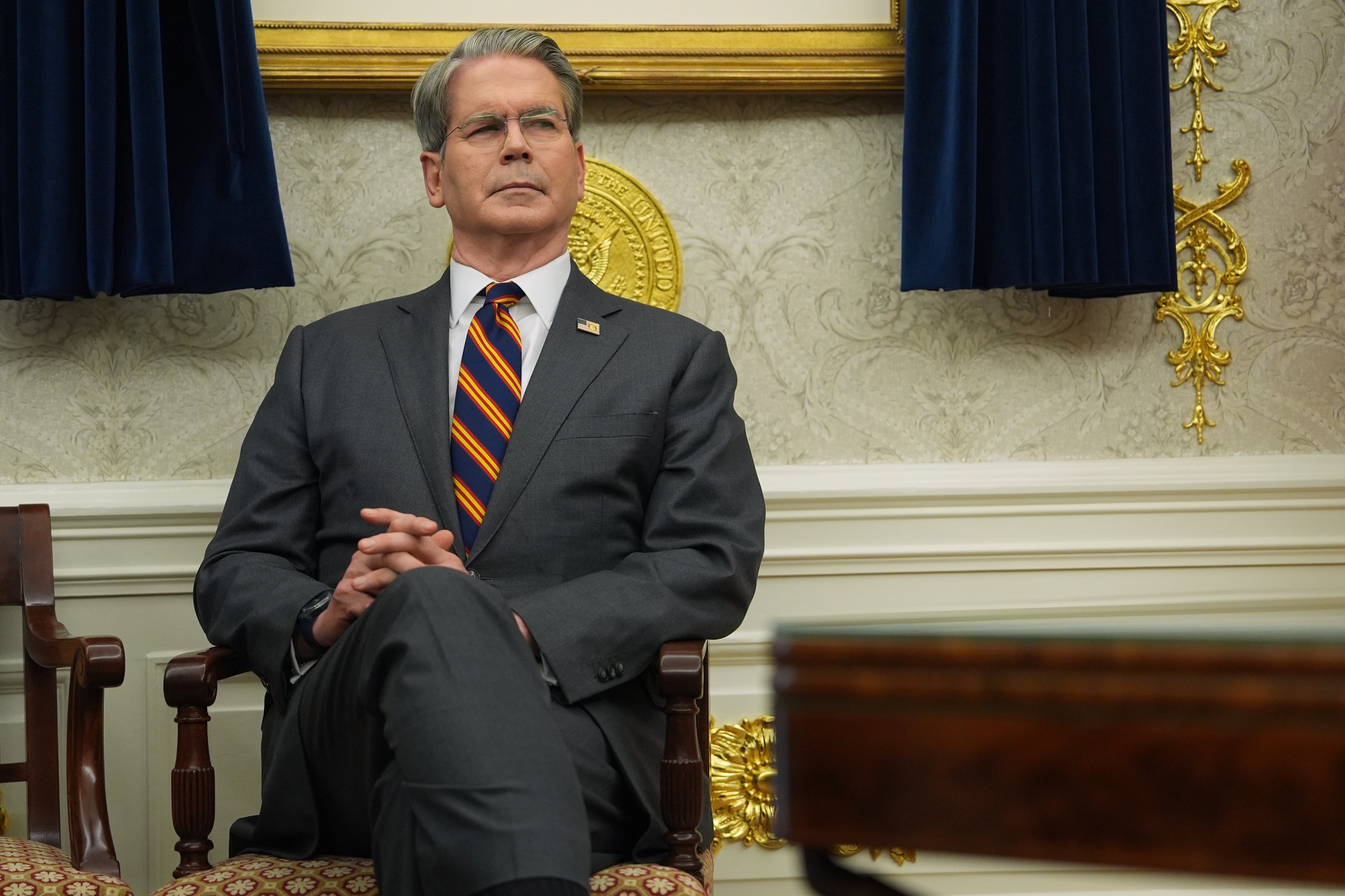 Scott Bessent fue abucheado por una activista en un bar de Washington