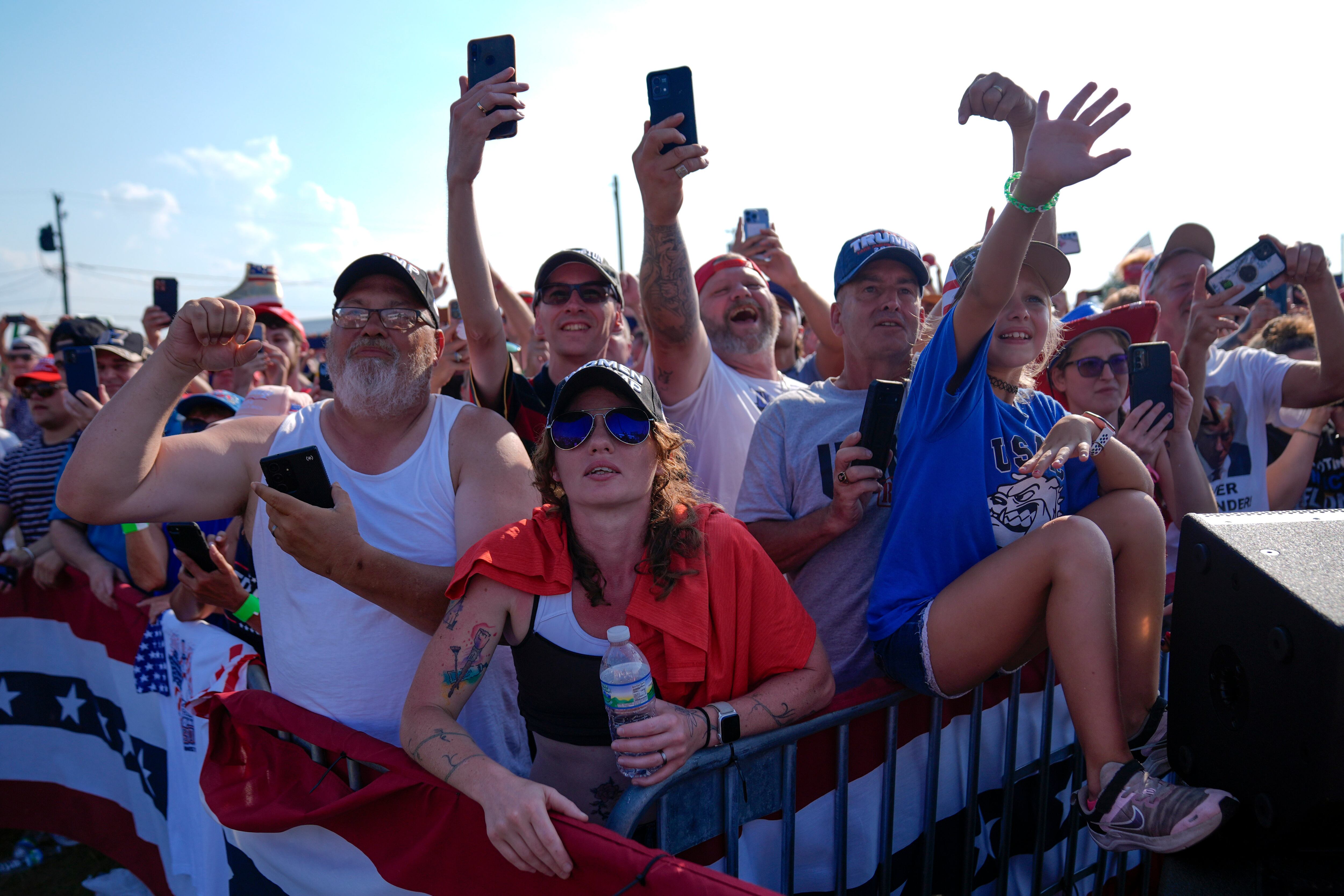 Seguidores vitorean mientras el aspirante republicano a la presidencia de Estados Unidos, Donald Trump, llega a un mitin de campaña el sábado 13 de julio de 2024 en Butler, Pensilvania (AP Foto/Evan Vucci, Archivo)