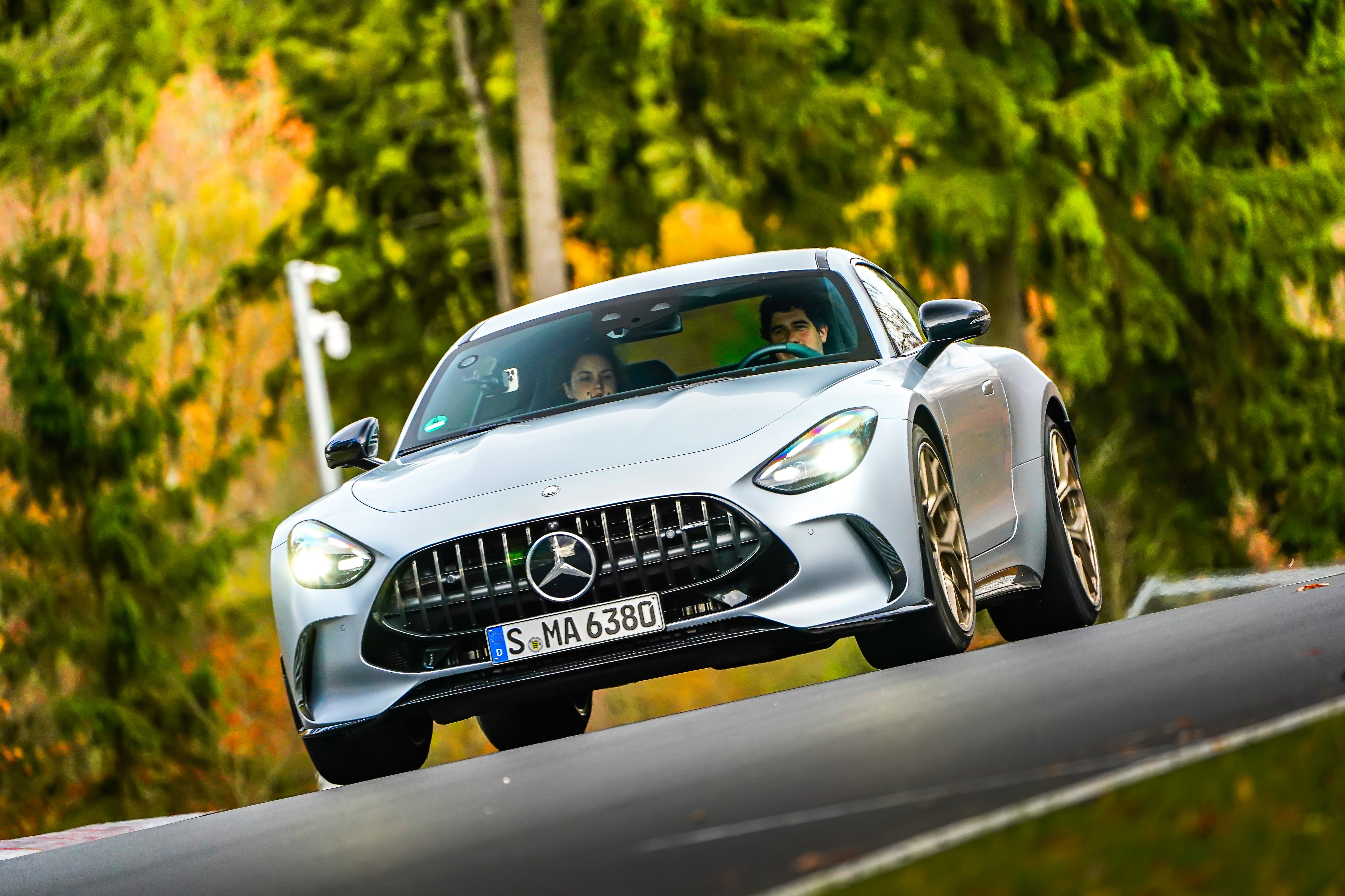 El propulsor se asocia a una caja automática secuencial de nueve velocidades