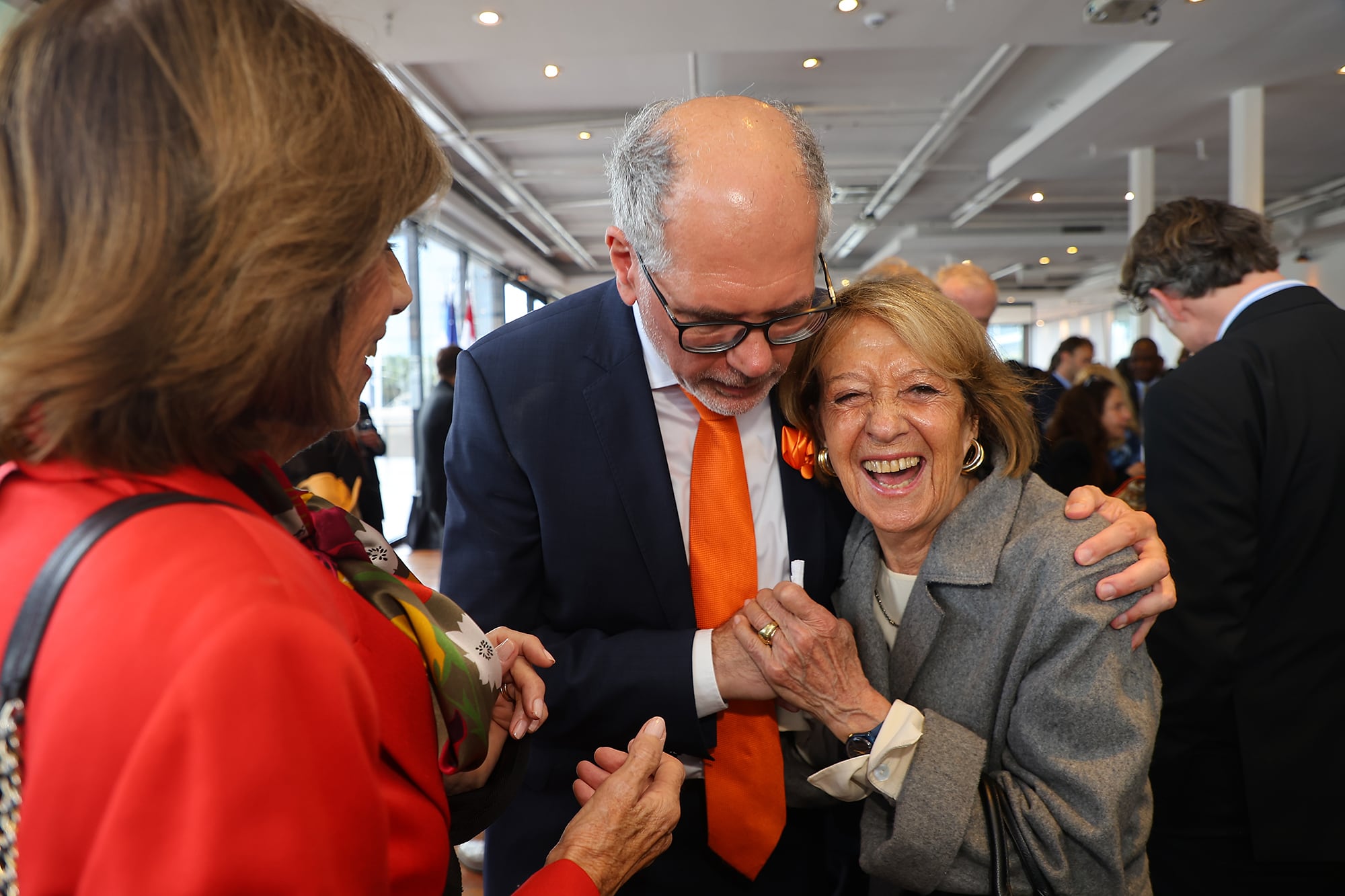 La madre de la reina Máxima a puras sonrisas junto al embajador neerlandés