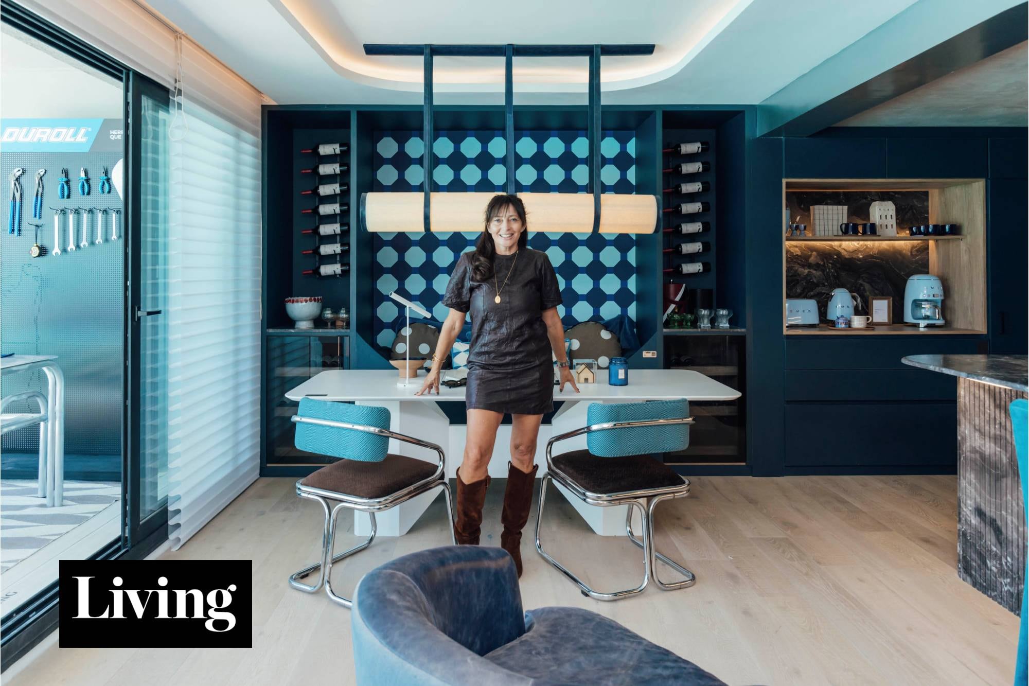 La diseñadora Leticia Rocco en su espacio celeste y azul creado para Experiencia Living 2026