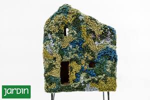 Es hija de un famoso locutor, heredó una caja de hilos, una tela y empezó a hacer obras de arte bordadas