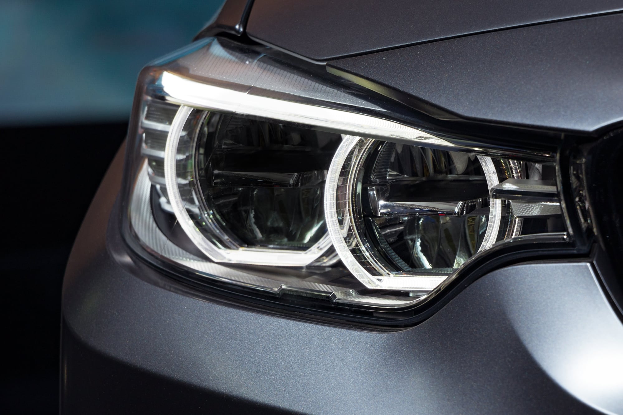 ¿Qué diferencias existen entre las luces DRL y las luces bajas, y cuándo se deben usar cada una?