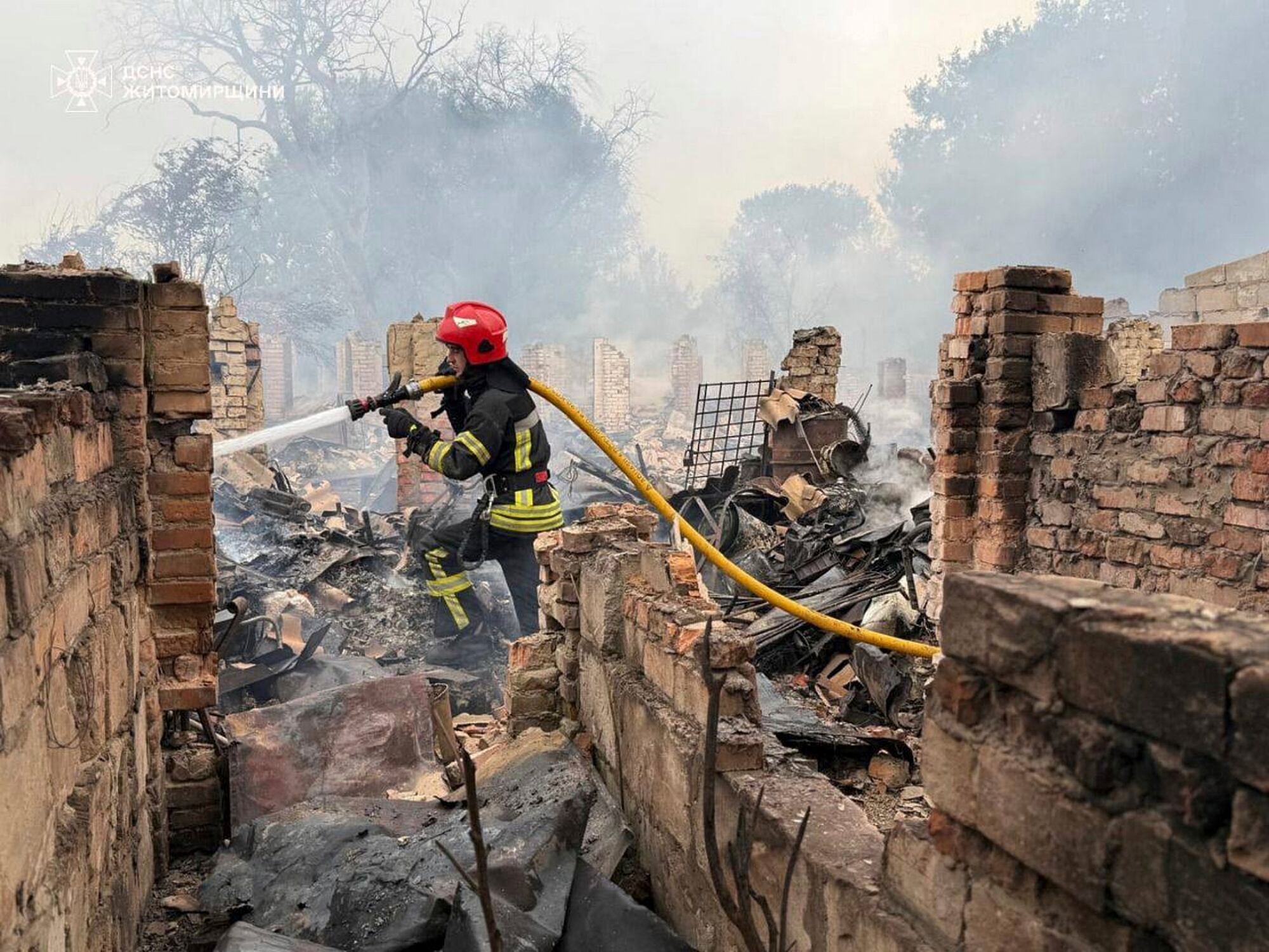 En esta fotografía proporcionada por el Servicio de Emergencias ucraniano, bomberos extinguen un incendio tras un ataque ruso en la región de Zhytomyr, Ucrania, el miércoles 9 de julio de 2025. (Servicio de Emergencias ucraniano vía AP)