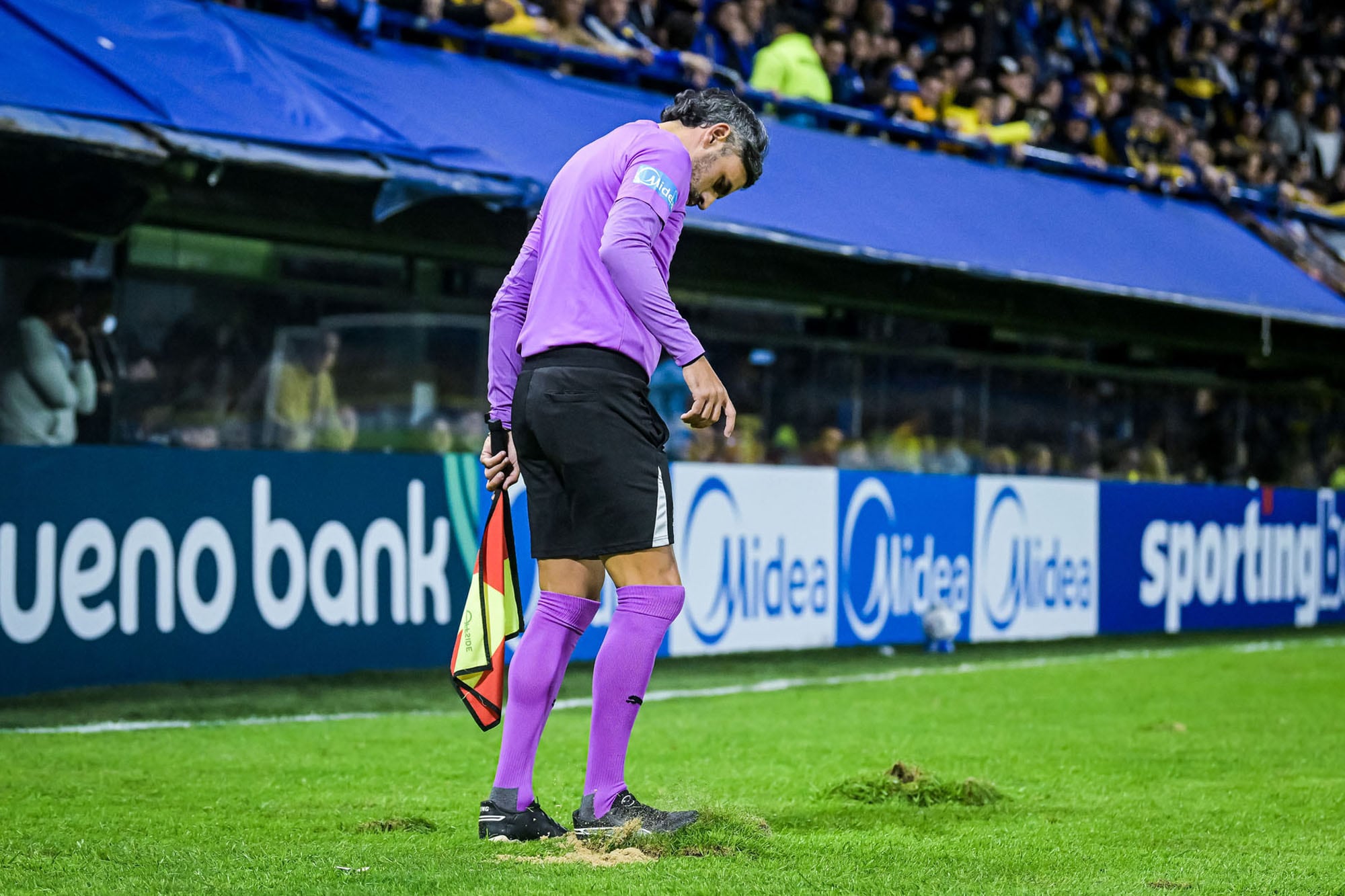 El césped de la Bombonera durante el juego entre Boca y O'Higgins