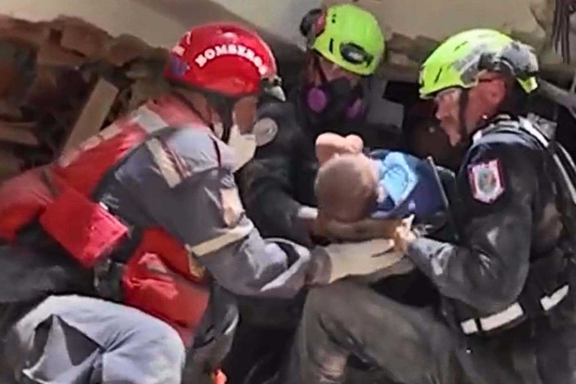 El conmovedor video del bebé al que rescataron: estuvo tres días bajo los escombros tras los terremotos en Venezuela