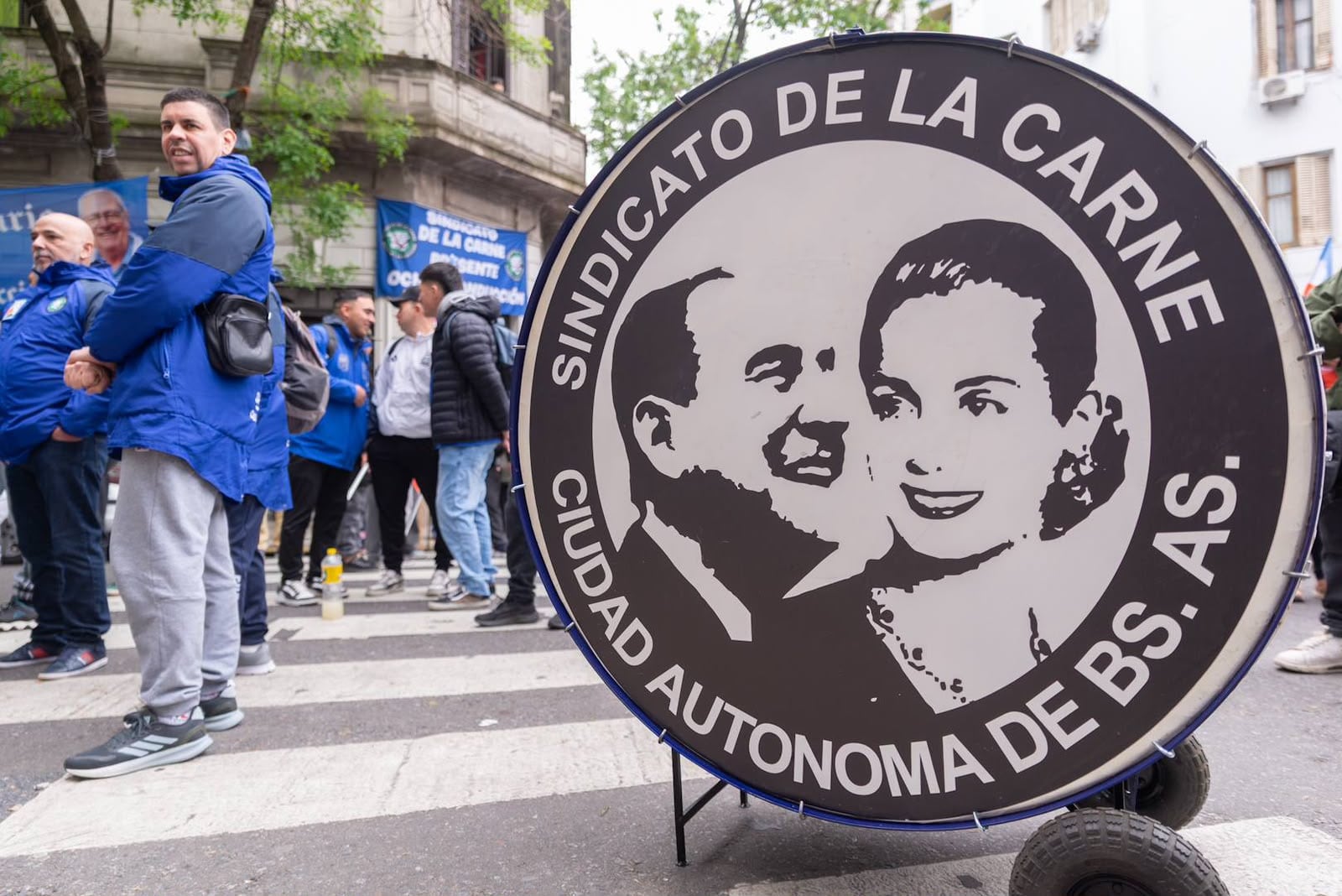 El PJ pidió por la libertad de Cristina Kirchner y Kicillof dijo: “Cuenten conmigo para derrotar esta pesadilla en las urnas” 11 Algunas personas comienzan a llegar a San José 1111; el Sindicato de la Carne le lleva un asado a Cristina Kirchner