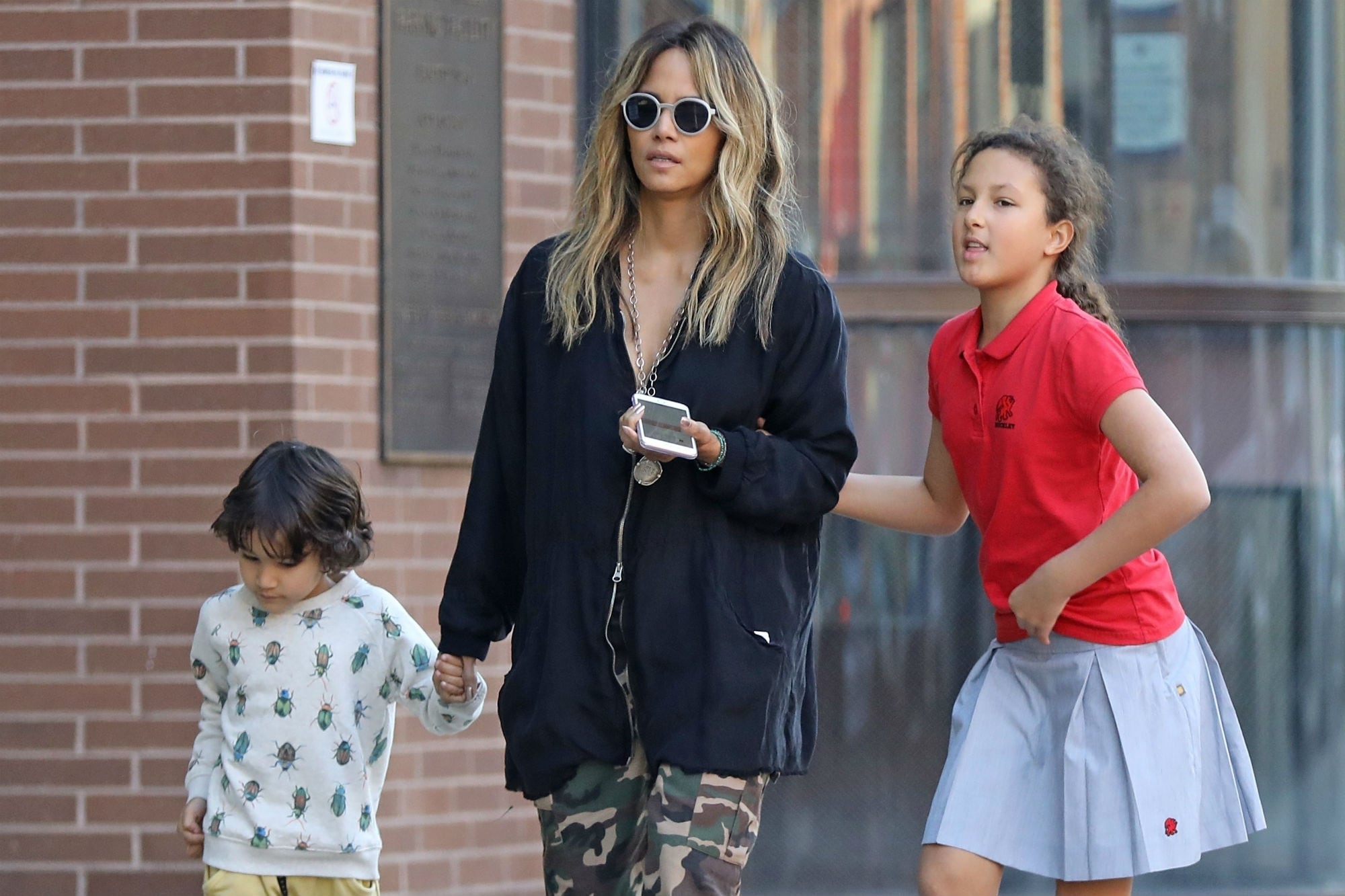 Halle Berry junto a sus hijos Maceo y Nahla, en 2020