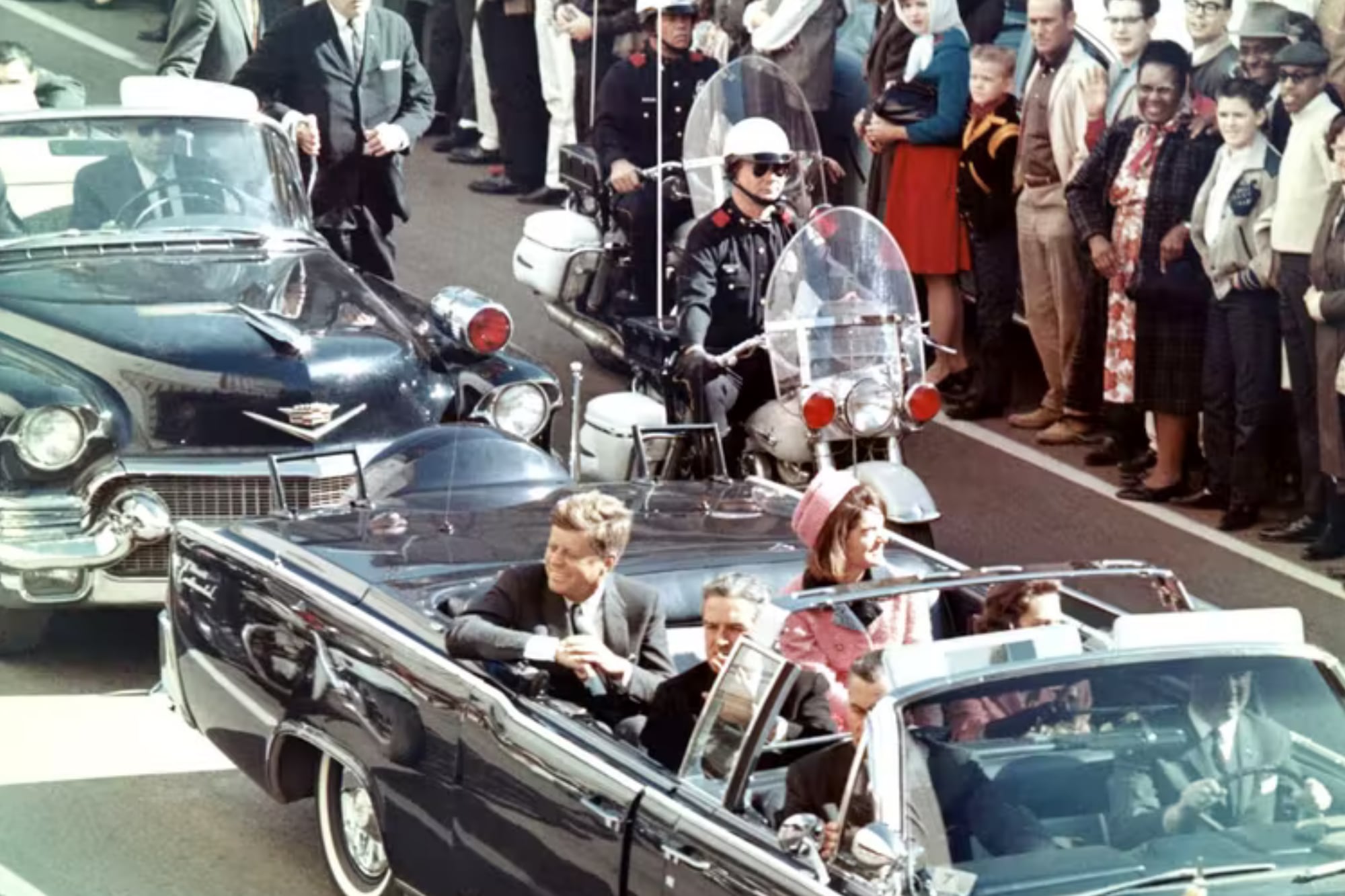 John F. Kennedy, durante su paso por Dallas, segundos antes de ser asesinado, el 22 de noviembre de 1963