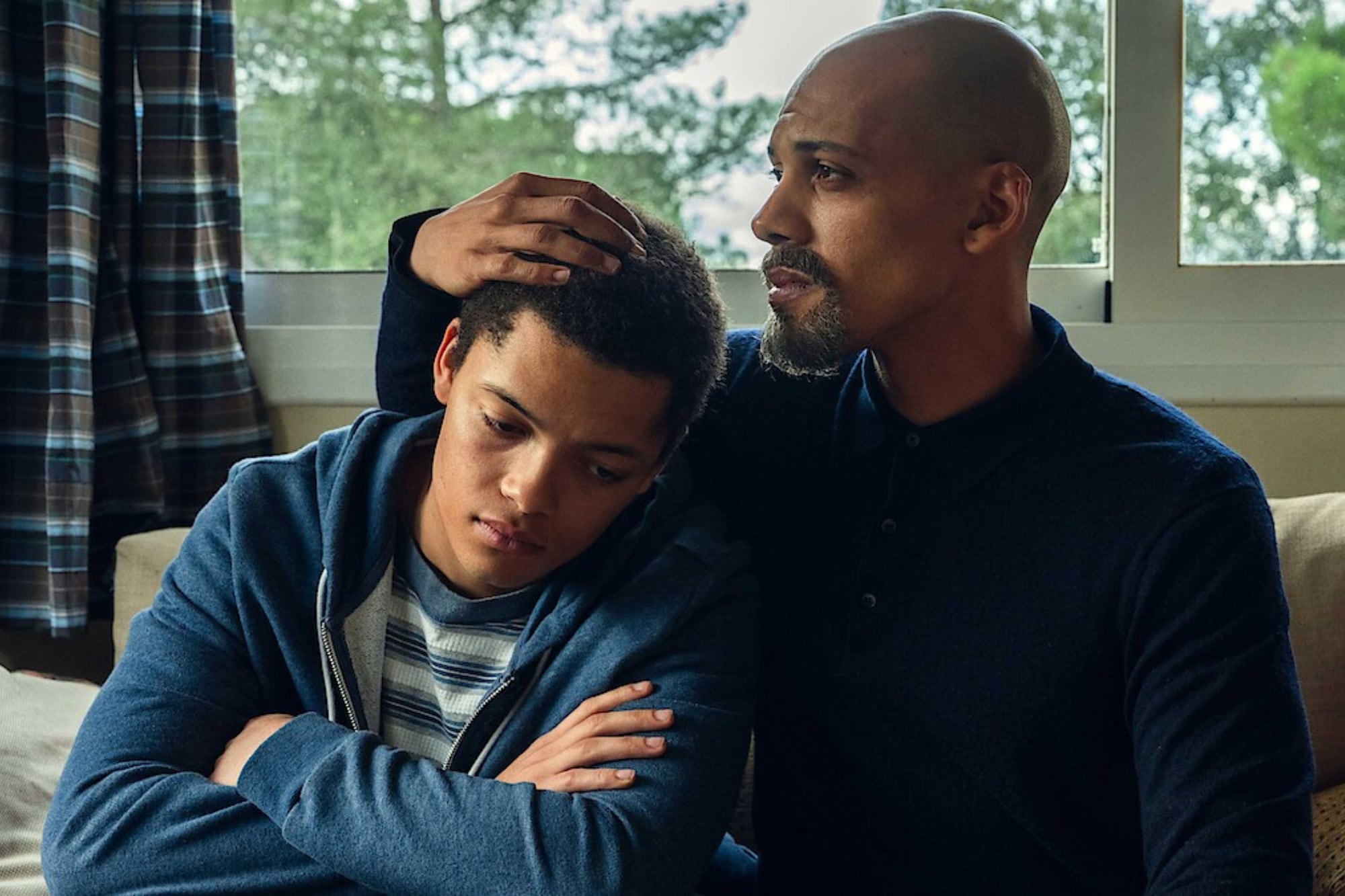 Lluvia y Netflix: la historia real detrás de "El testigo", la nueva miniserie para disfrutar en estos días grises
