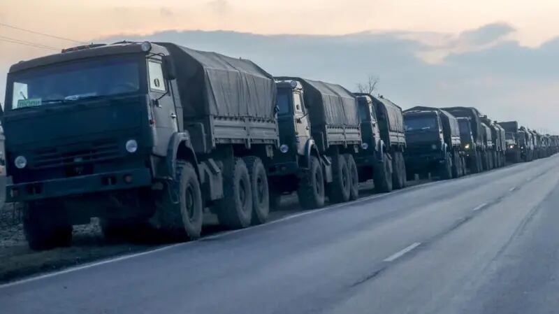 Un convoy militar ruso avanza hacia la región del Donbás en febrero de 2022.