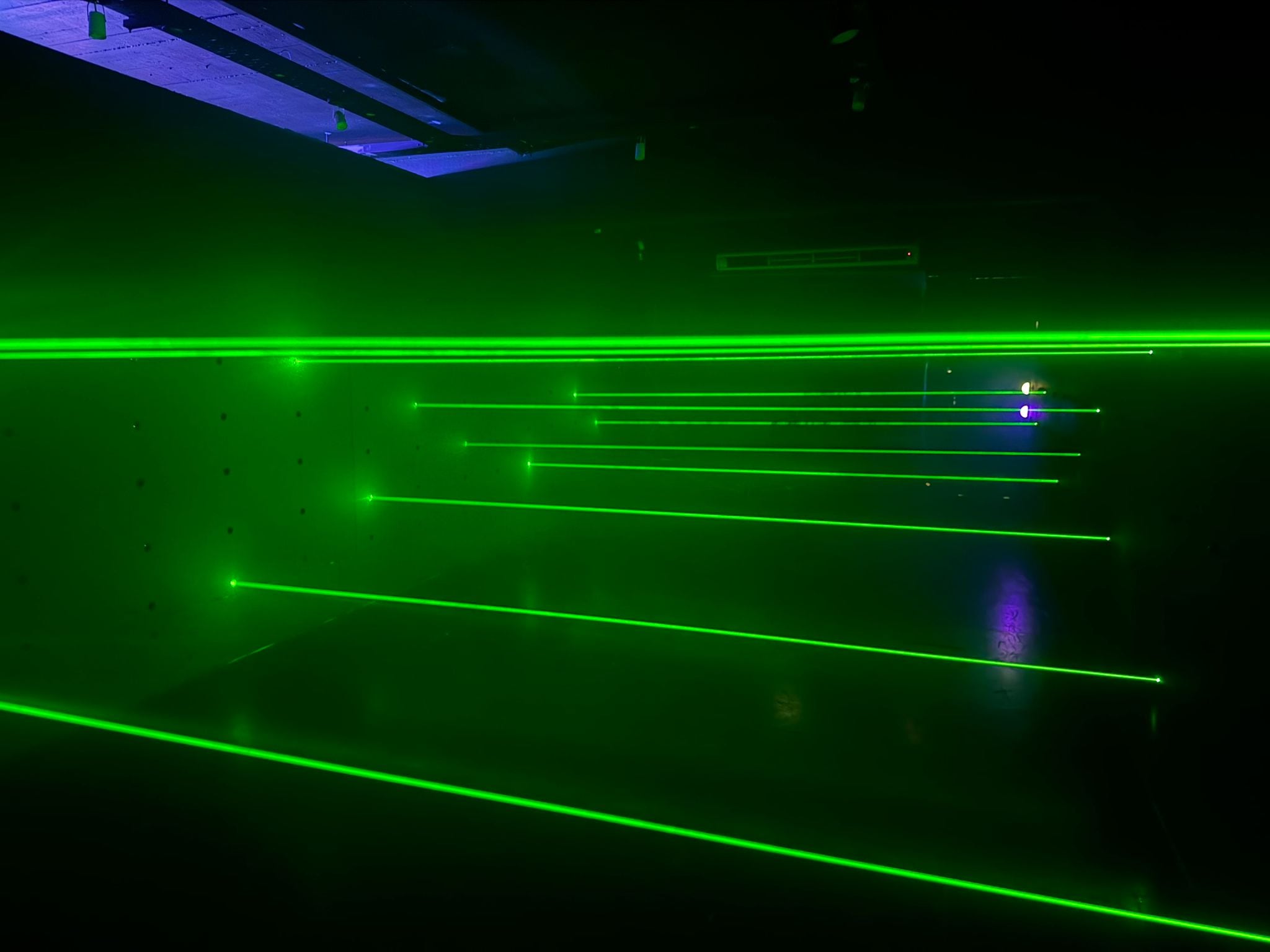 En los niveles iniciales, los láseres permanecen estáticos; en los más avanzados, se mueven a mayor velocidad, lo que incrementa la dificultad