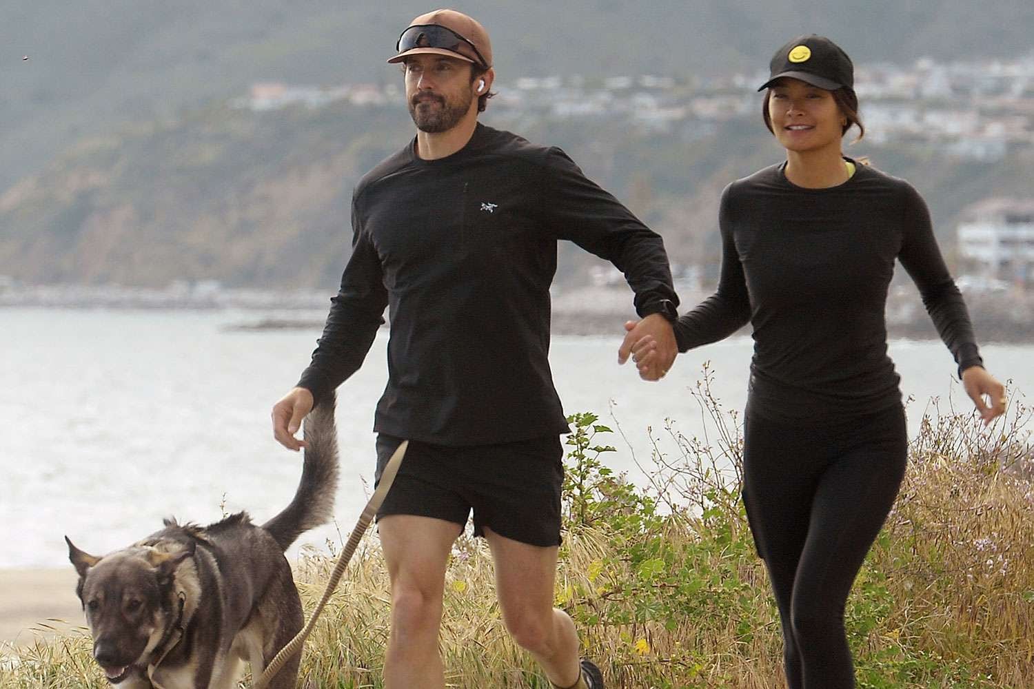 Paseando junto a su esposa y su perro tiempo antes del incendio de su casa en Malibú en enero de 2025