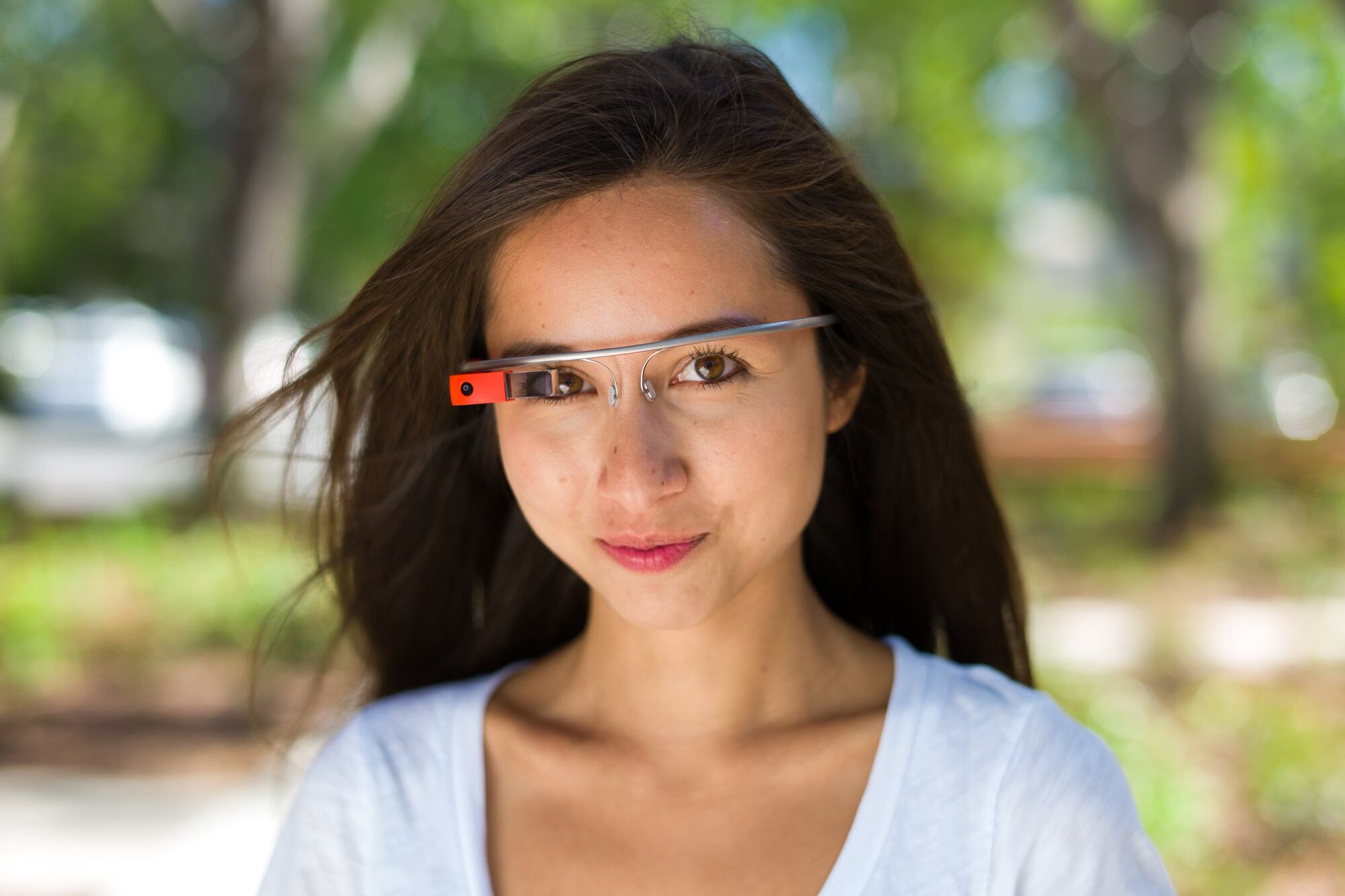 Amanda Rosenberg, una ejecutiva de Google, con los Google Glass