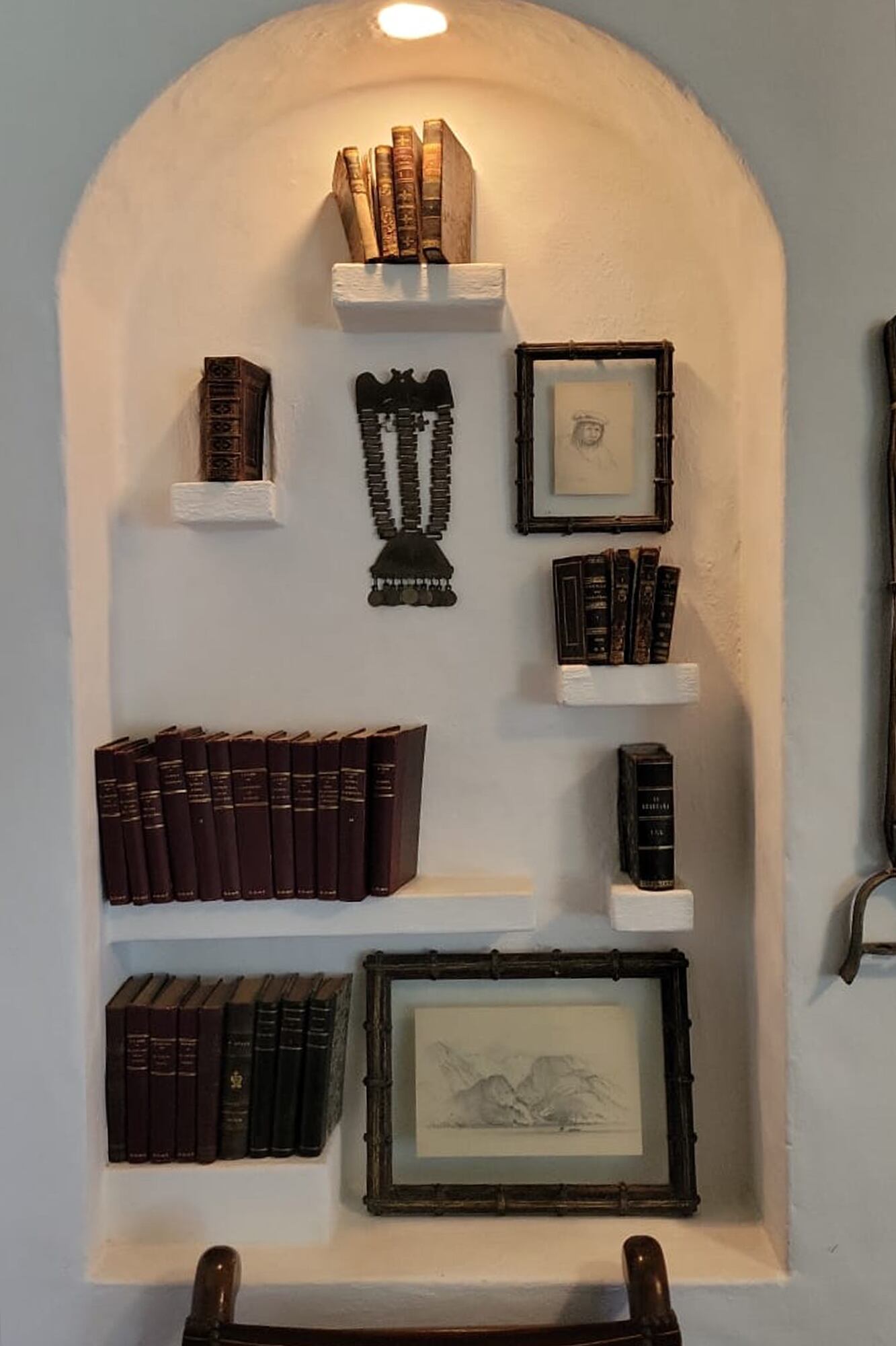 Paisajes con historia. Vinos que a través de sus etiquetas recuerdan el paso de Darwin por la Patagonia 10 Los dibujos de Martens, en la biblioteca familiar que contiene diversas ediciones de La Araucana