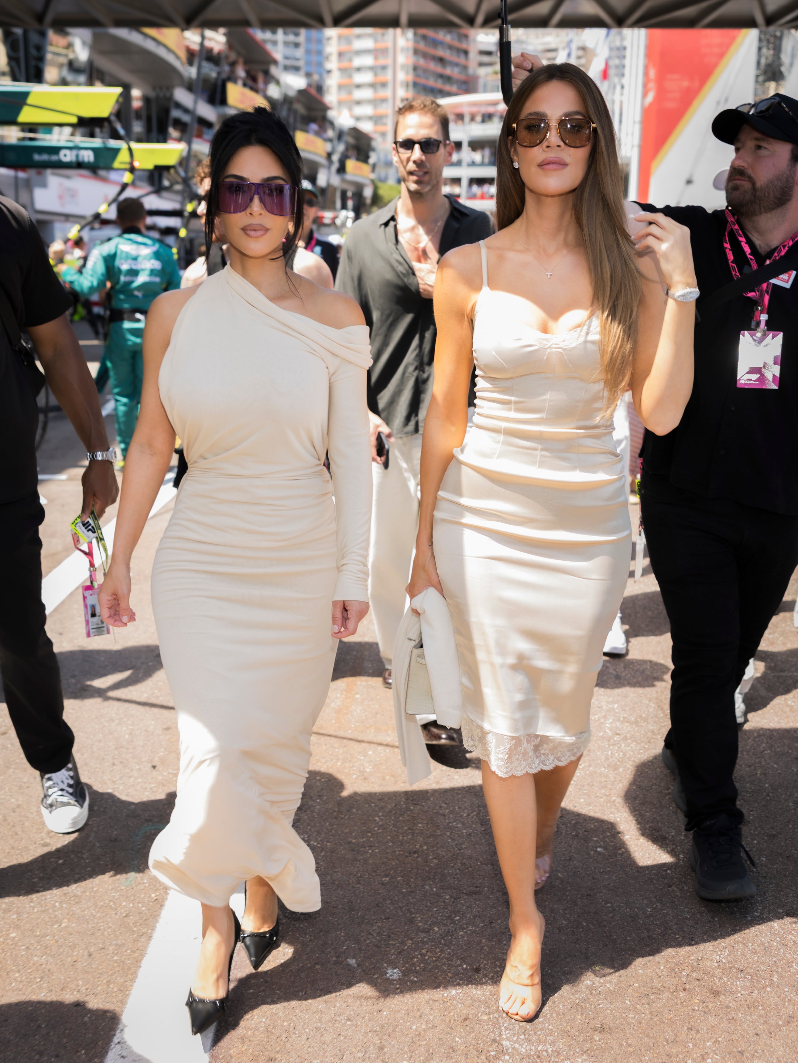 Kim
Kardashian y su
hermana, Khloé,
entonaron sus
vestidos en marfil