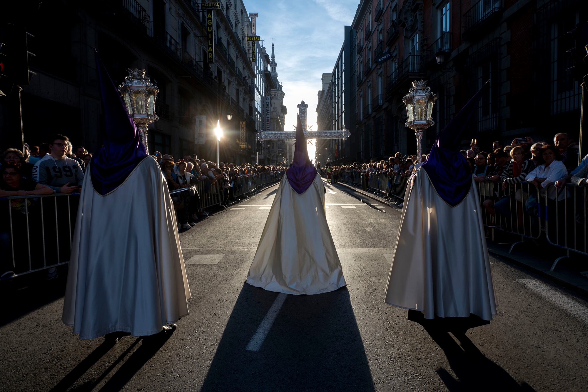Nazarenos durante la procesión del Cristo de Medinaceli, el 7 de abril de 2023, en Madrid, España