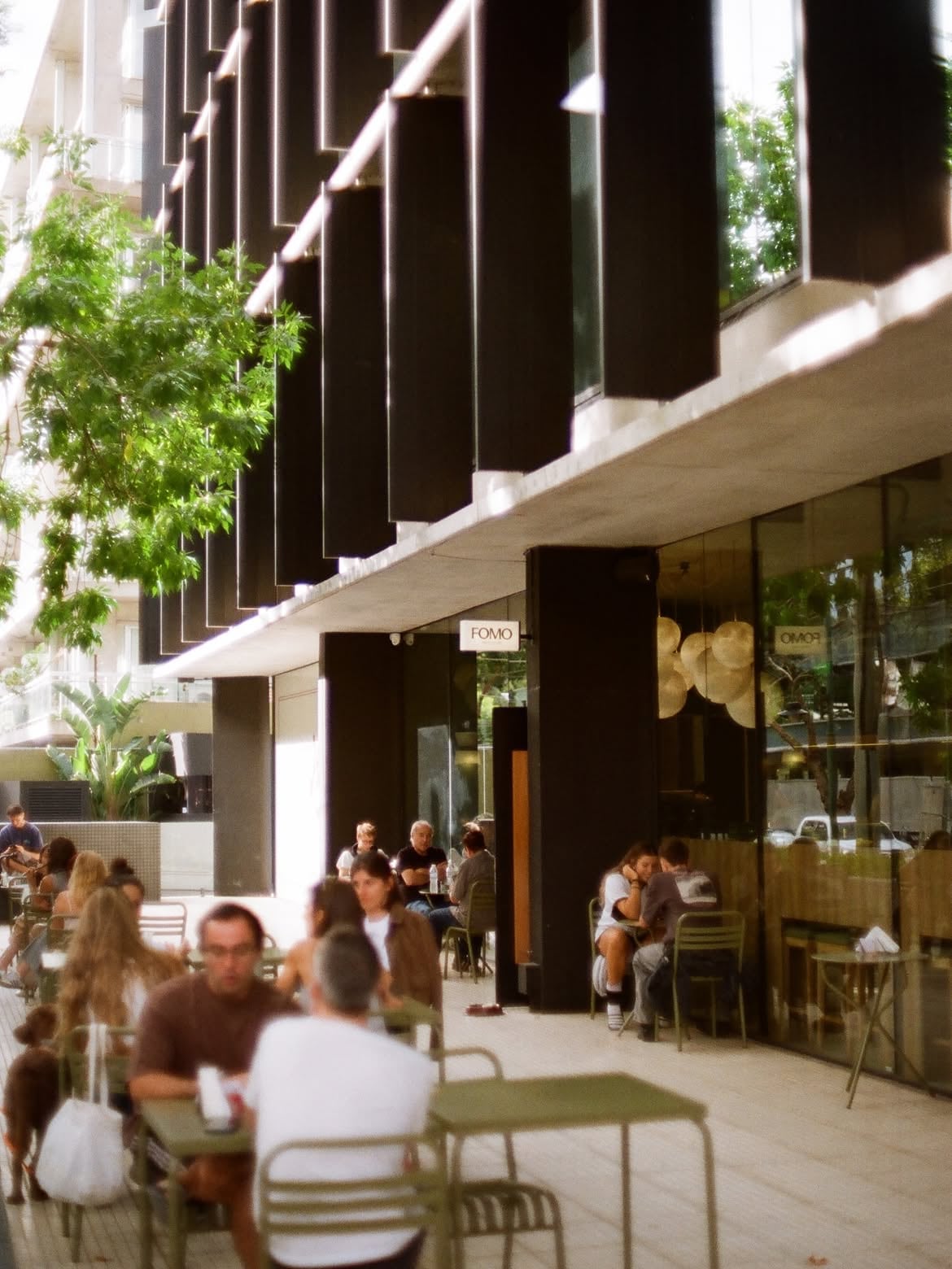 La terraza de FOMO Café