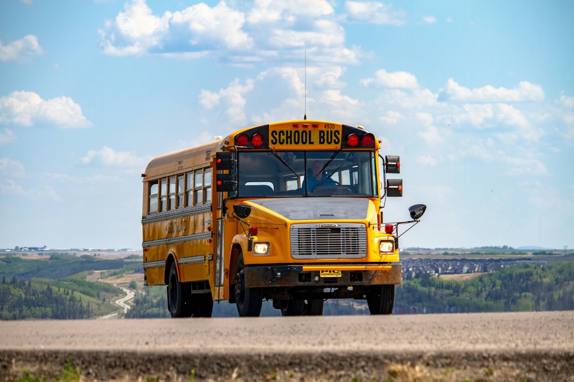La niña golpeó a uno de los sospechosos en el autobús escolar