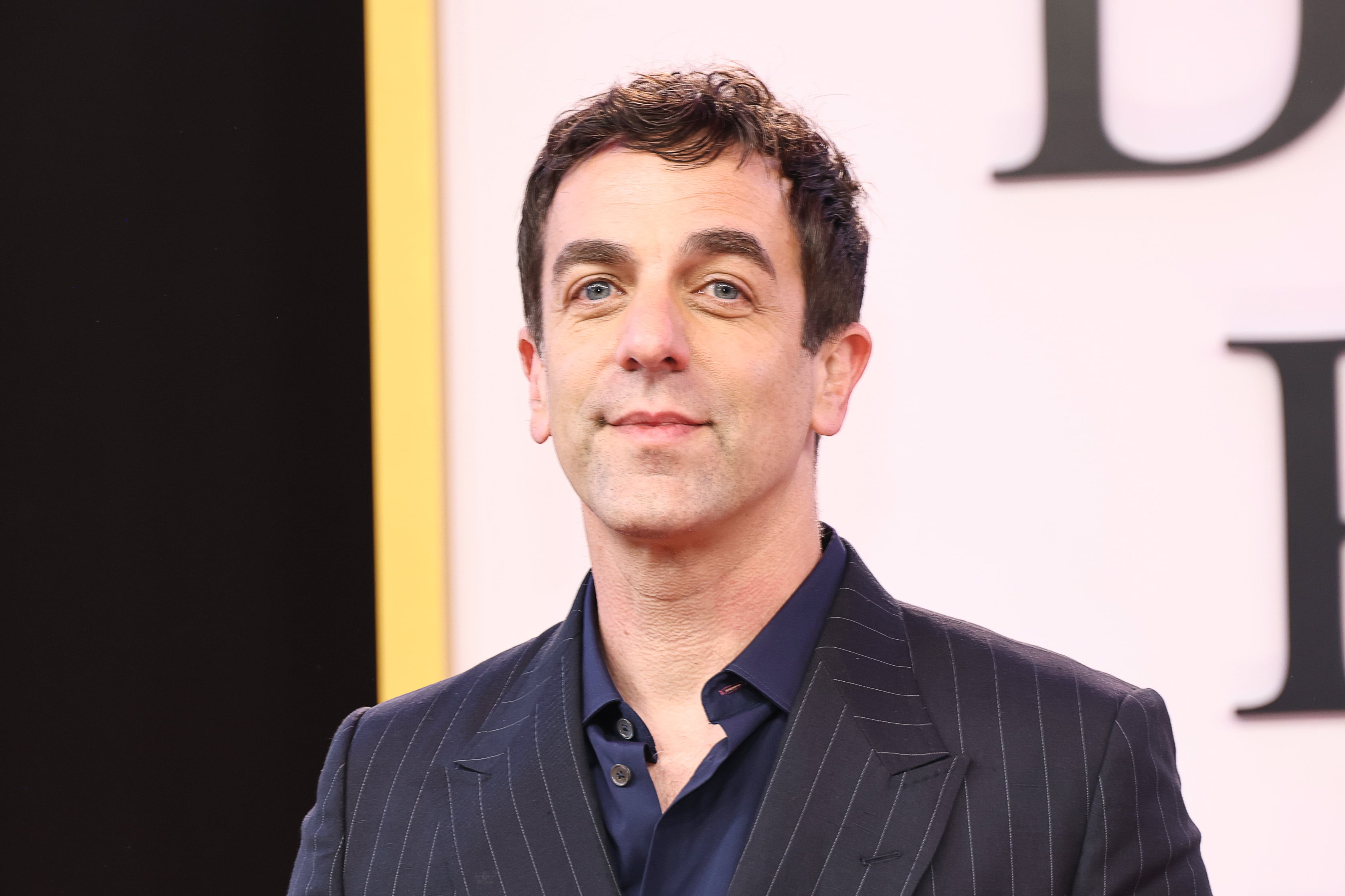 B. J. Novak se suma a la historia como Jay Ravitz, el hijo del presidente de la junta directiva de Runway
