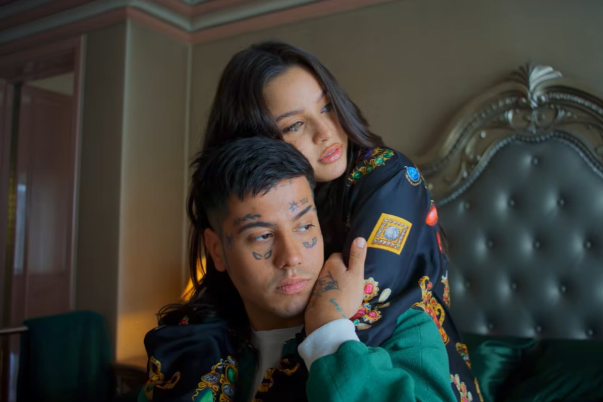 Duki y Emilia Mernes en el videoclip del tema