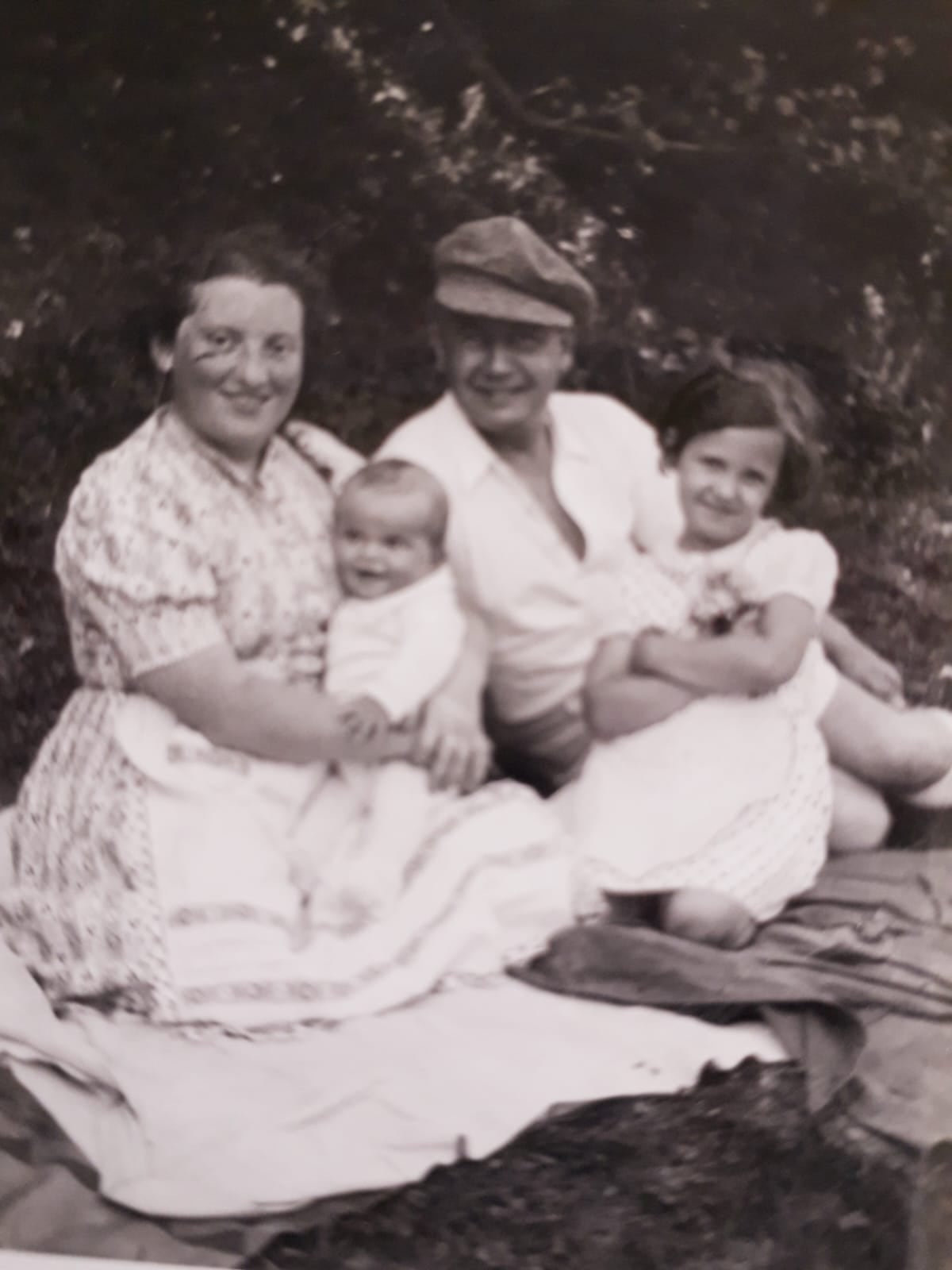 Ruth, junto a sus padres y su hermana menor.