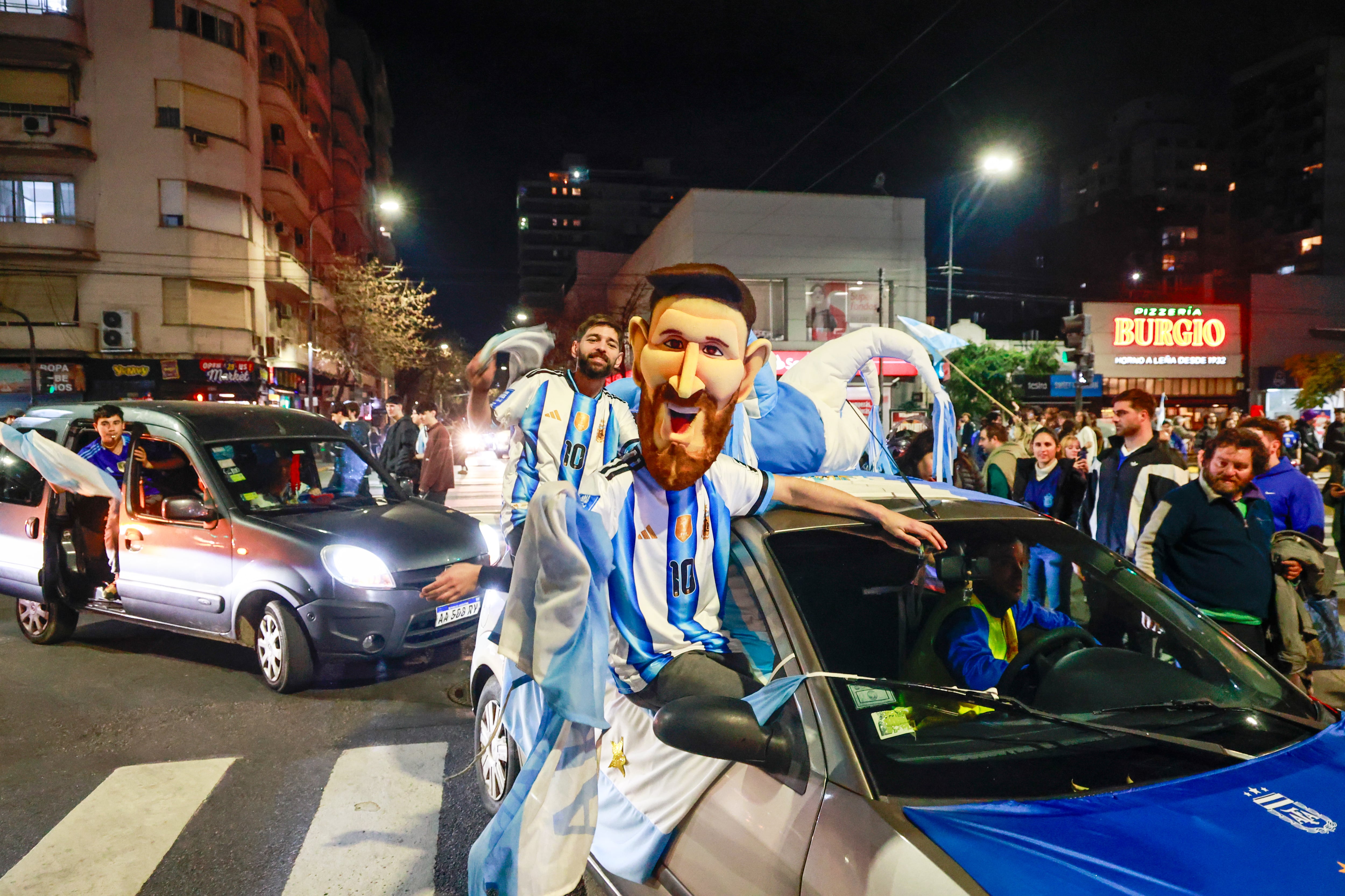 Buenos Aires 15jul26. Mundial 2026, copa del mundo, festejos por el triunfo de la selección Argentina sobre Inglaterra en la Semifinal del Mundial 2026. Esquina de Cabildo y Juramento