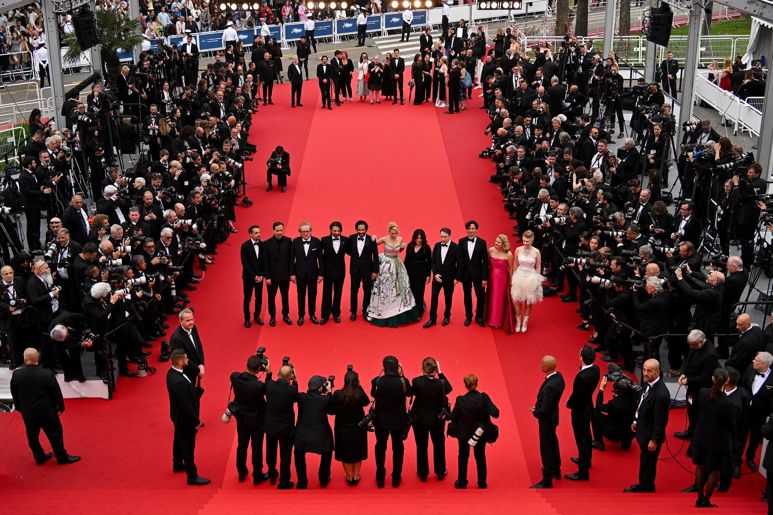Una toma panorámica del momento de alfombra roja previo al estreno mundial de The Apprentice en el Festival de Cannes 