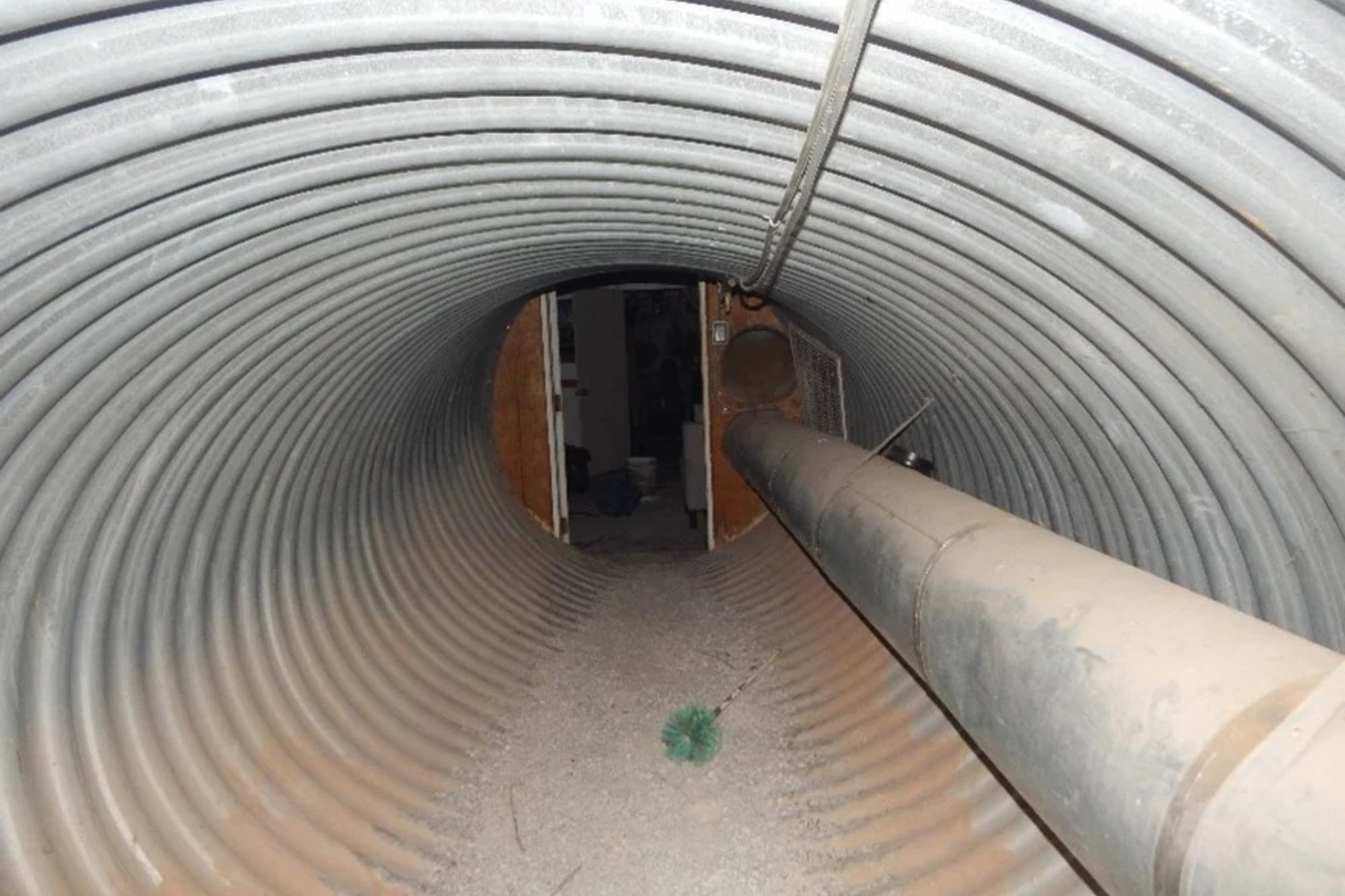 El pasaje subterráneo conducía a un búnker construido bajo tierra