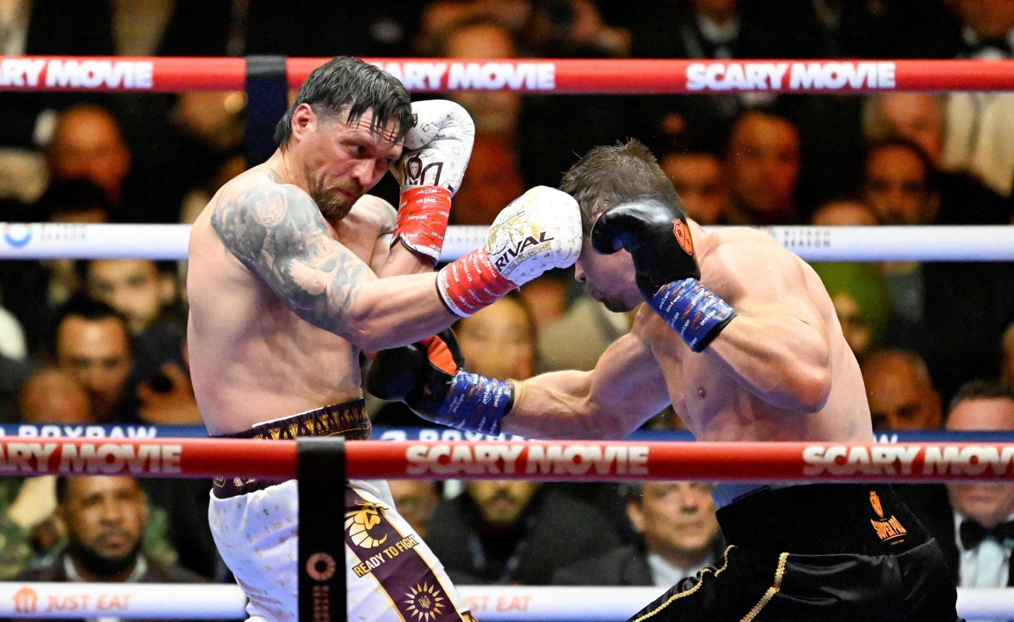 Oleksandr Usyk golpea con fuerza a Rico Verhoeven, que no se achica ante la embestida