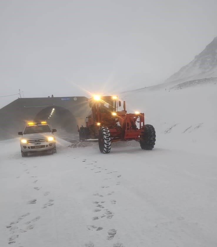 Personal de Vialidad Nacional trabaja sobre la ruta 7, cerca de Las Cuevas, para tratar de despejar el camino de la nieve extrema