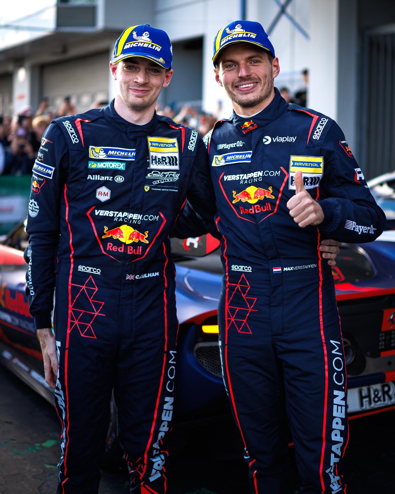 Max Verstappen sonriente con su coequiper, Christopher Lulham