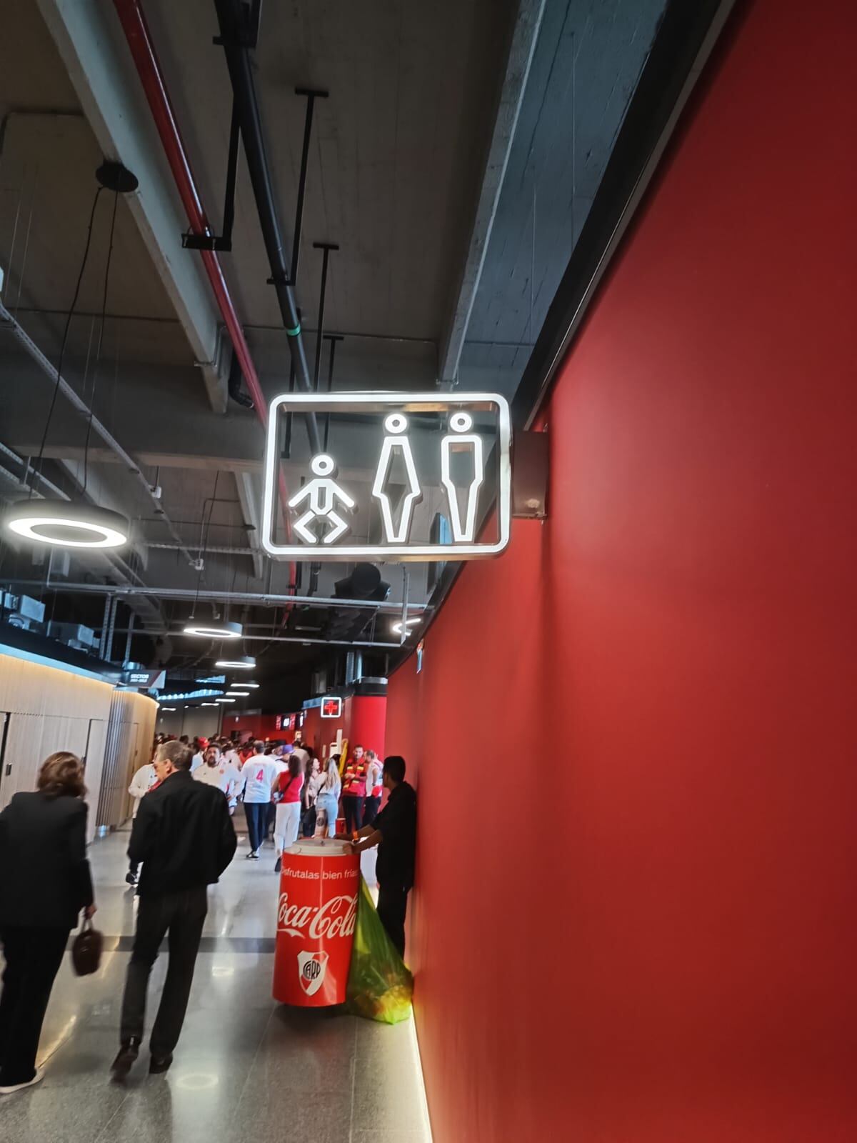 Los baños incluyen cambiadores para niños