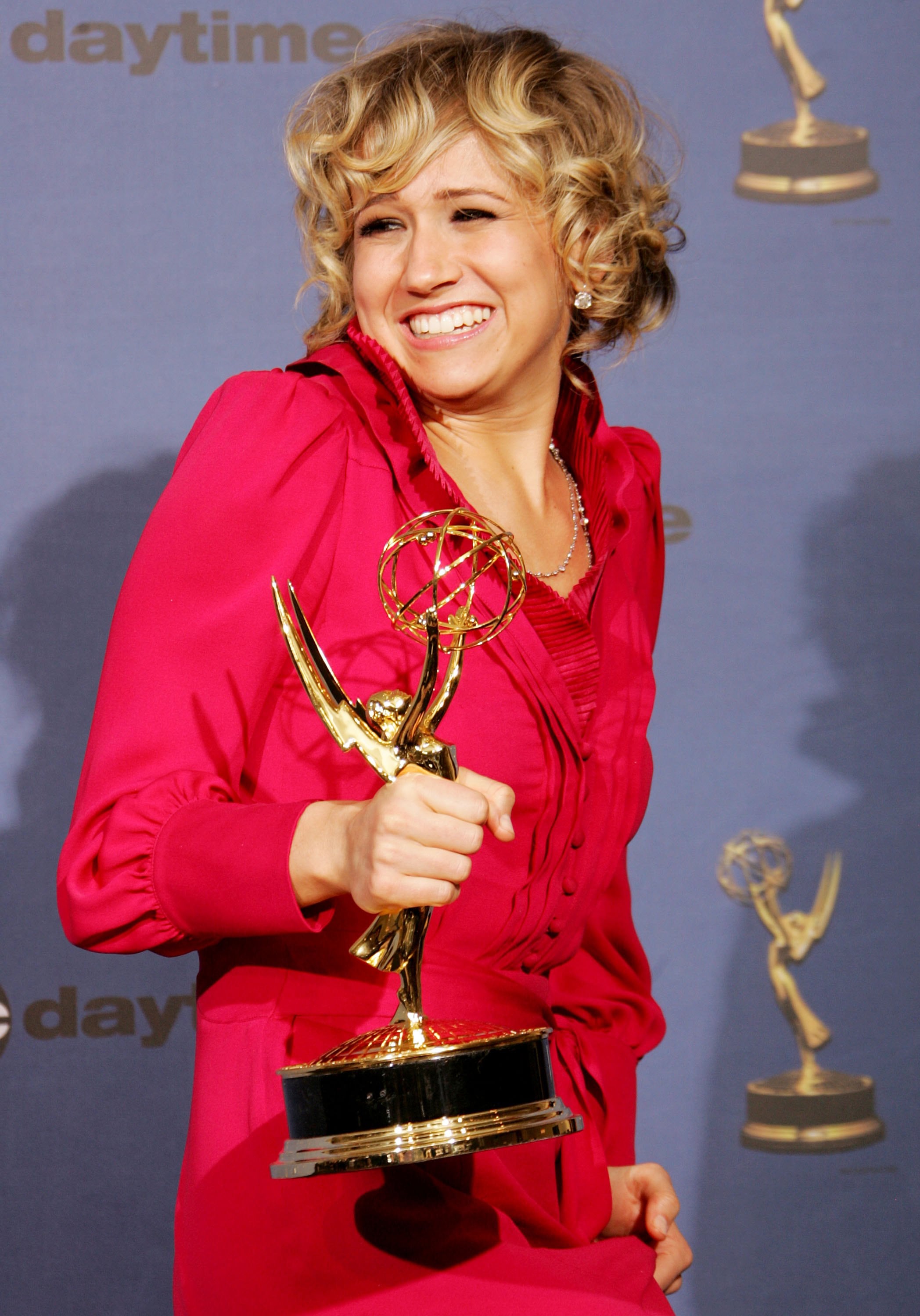 Jennifer Landon con uno de sus Emmy por su trabajo en la pantalla chica