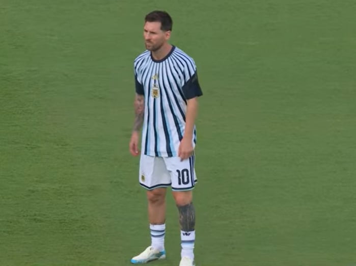 Messi en el precalentamiento previo al partido con Argelia