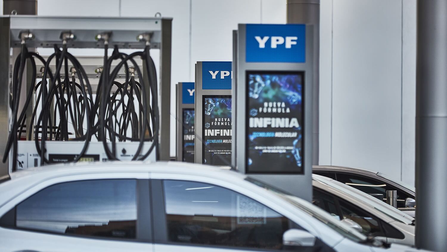 Uno de los factores que provocan el aumento del precio del combustible es el precio del dólar