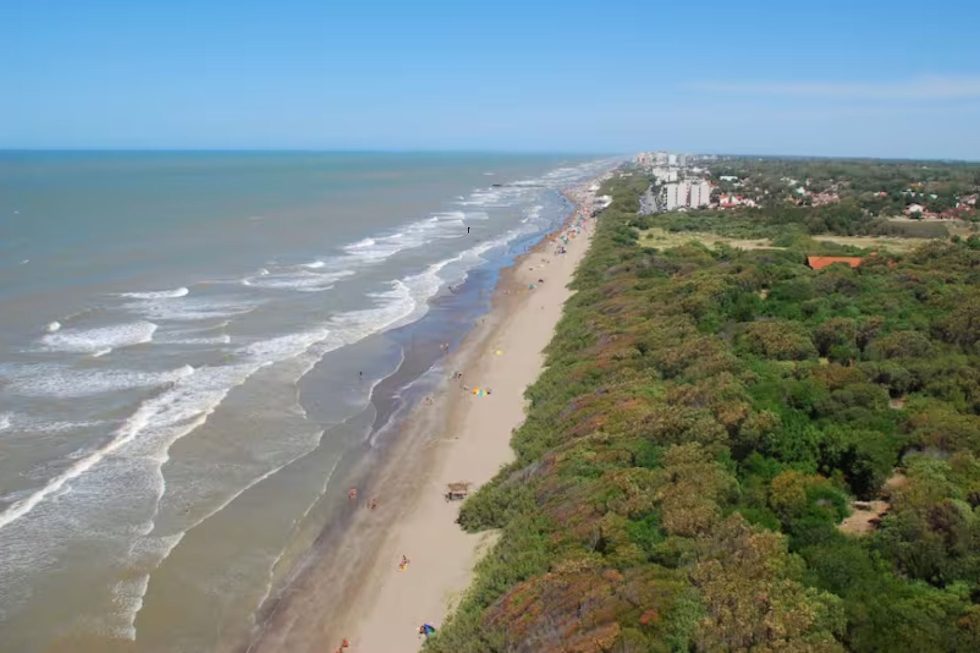 Ni Cariló ni Pinamar: la playa del “millón de pinos” a solo cuatro horas de la Ciudad, ideal para una escapada exprés