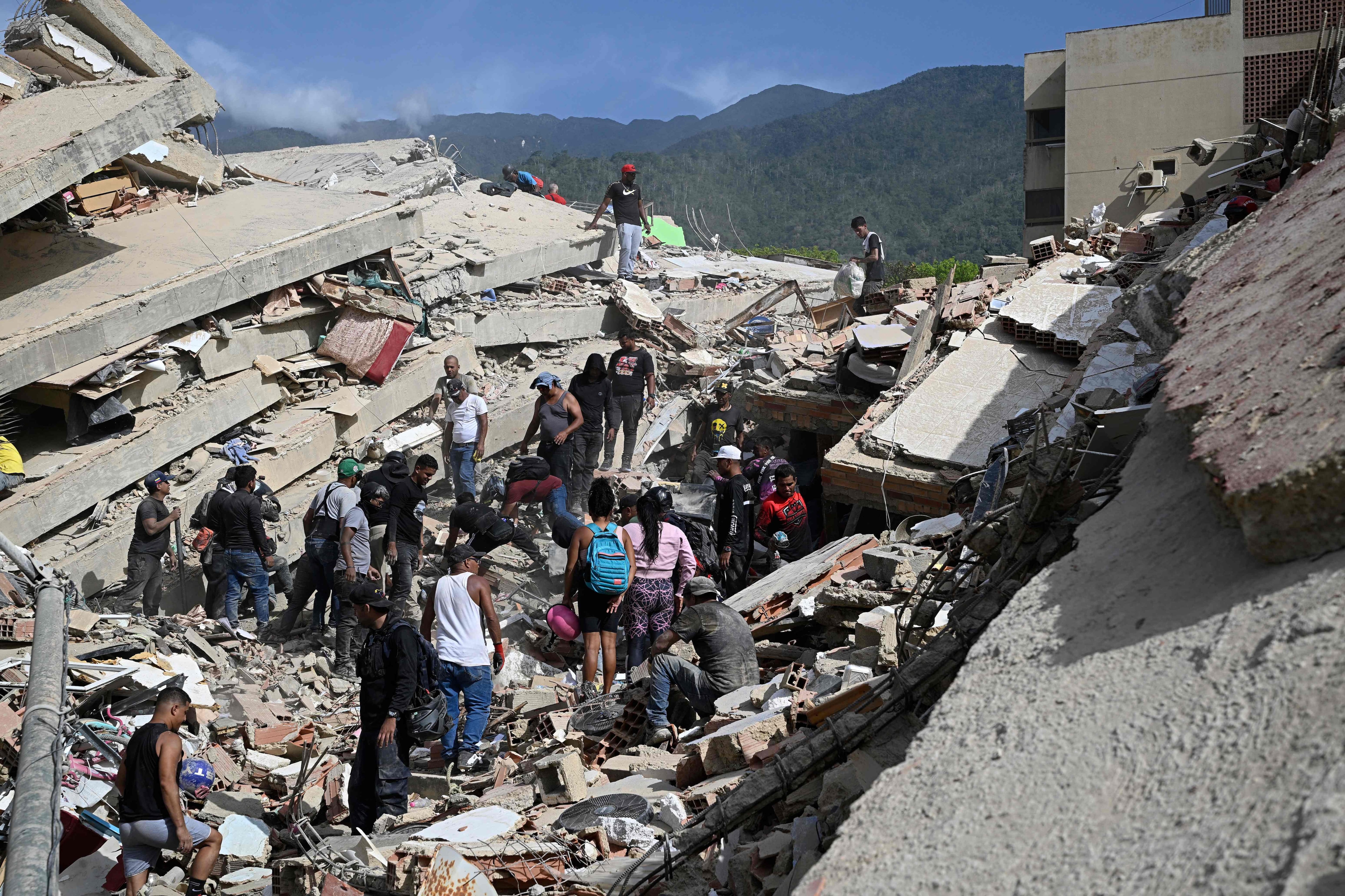 Continúan los trabajos de rescate y búsqueda de sobrevivientes y cuerpos entre los escombros
