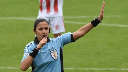 Claudia, la abogada que se convirtió en la primera jueza del fútbol uruguayo  - LA NACION