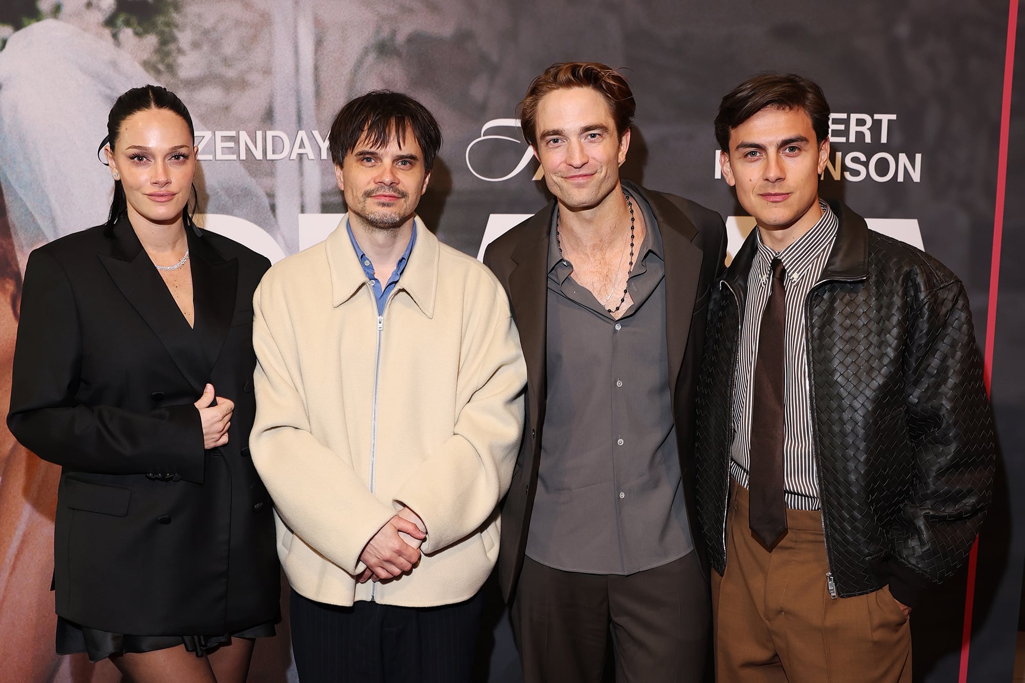 Oriana Sabatini y Paulo Dybala con Kristoffer Borgli, director y guionista de El drama, y Robert Pattinson