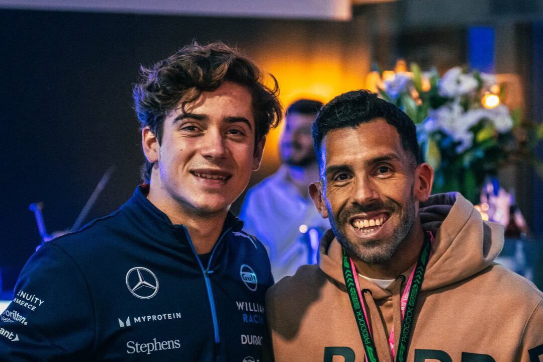 Franco Colapinto y Carlos Tevez compartieron un encuentro en Las Vegas, en el que el ex futbolista entregó al piloto una camiseta de Boca autografiada.