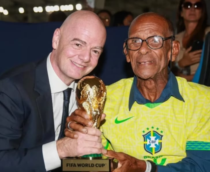 El presidente de la FIFA, Gianni Infantino, junto al astro brasileño campeón en 1970