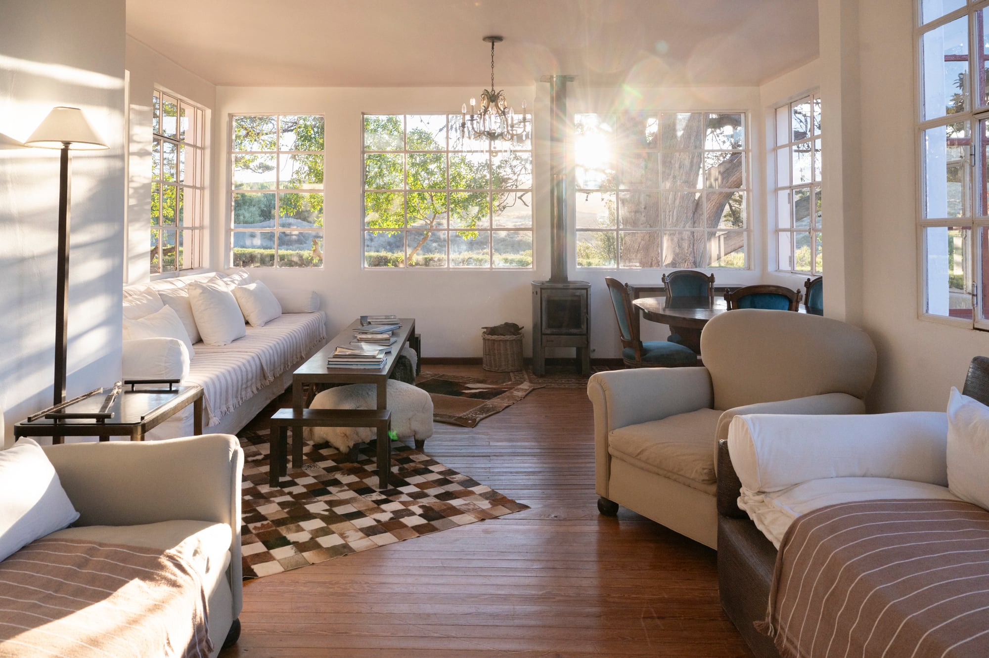 El living del casco de la estancia que desde los ´90 es hotel