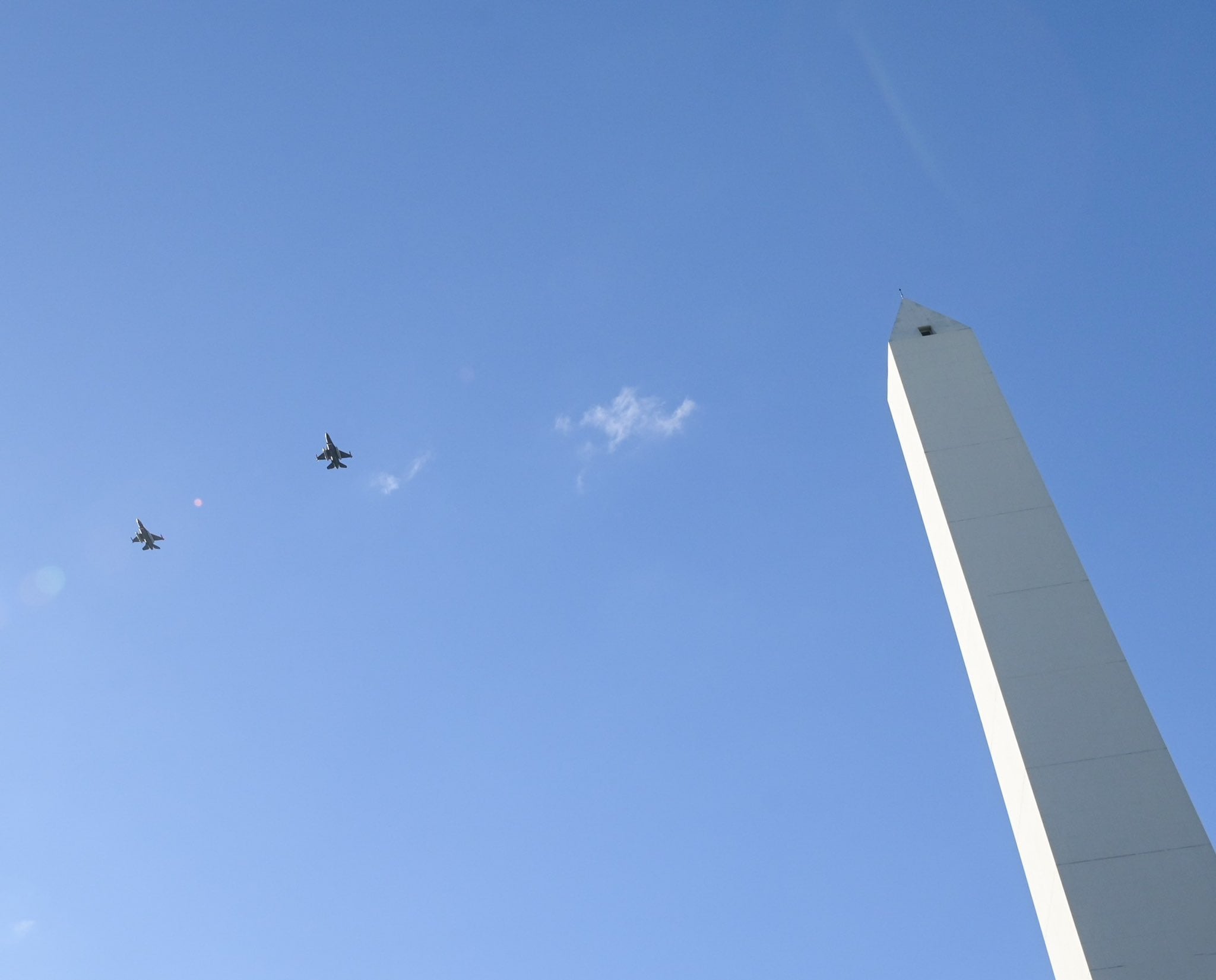 Ocho interrogantes detrás del programa de aviones F-16 que el Gobierno no responde 6 Los cazas sobrevolaron el Obelisco