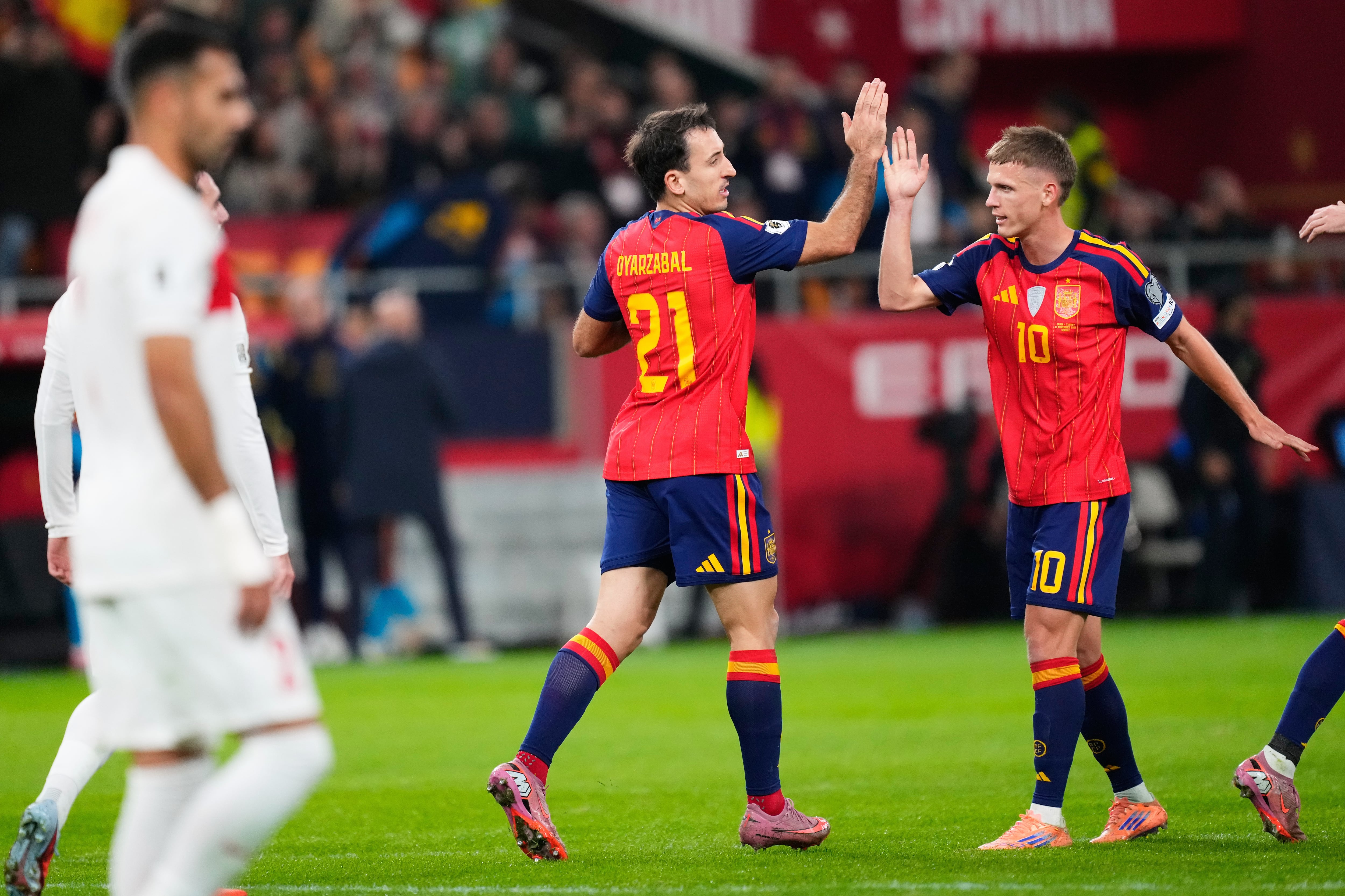Mikel Oyarzábal festeja con Dani Olmo un gol ante Turquía por las eliminatorias