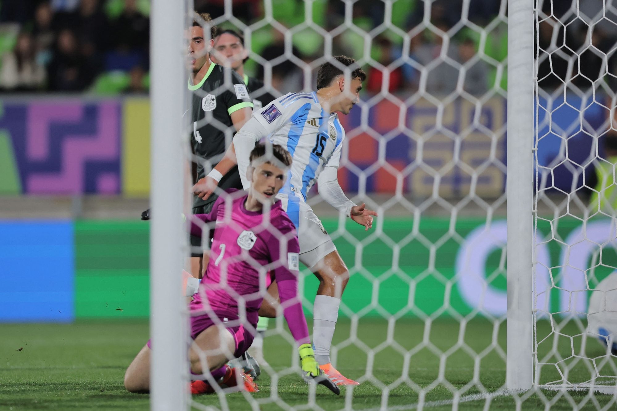 Tomás Pérez marcó el pase y definió la asistencia de Maher Carrizo, para el 2-0 de la Argentina sobre Australia, en Valparaíso; el volante fue por primera vez titular