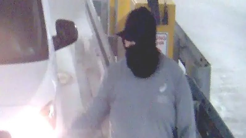 Las imágenes de CCTV del 29 de diciembre muestran a tres hombres enmascarados con dos vehículos