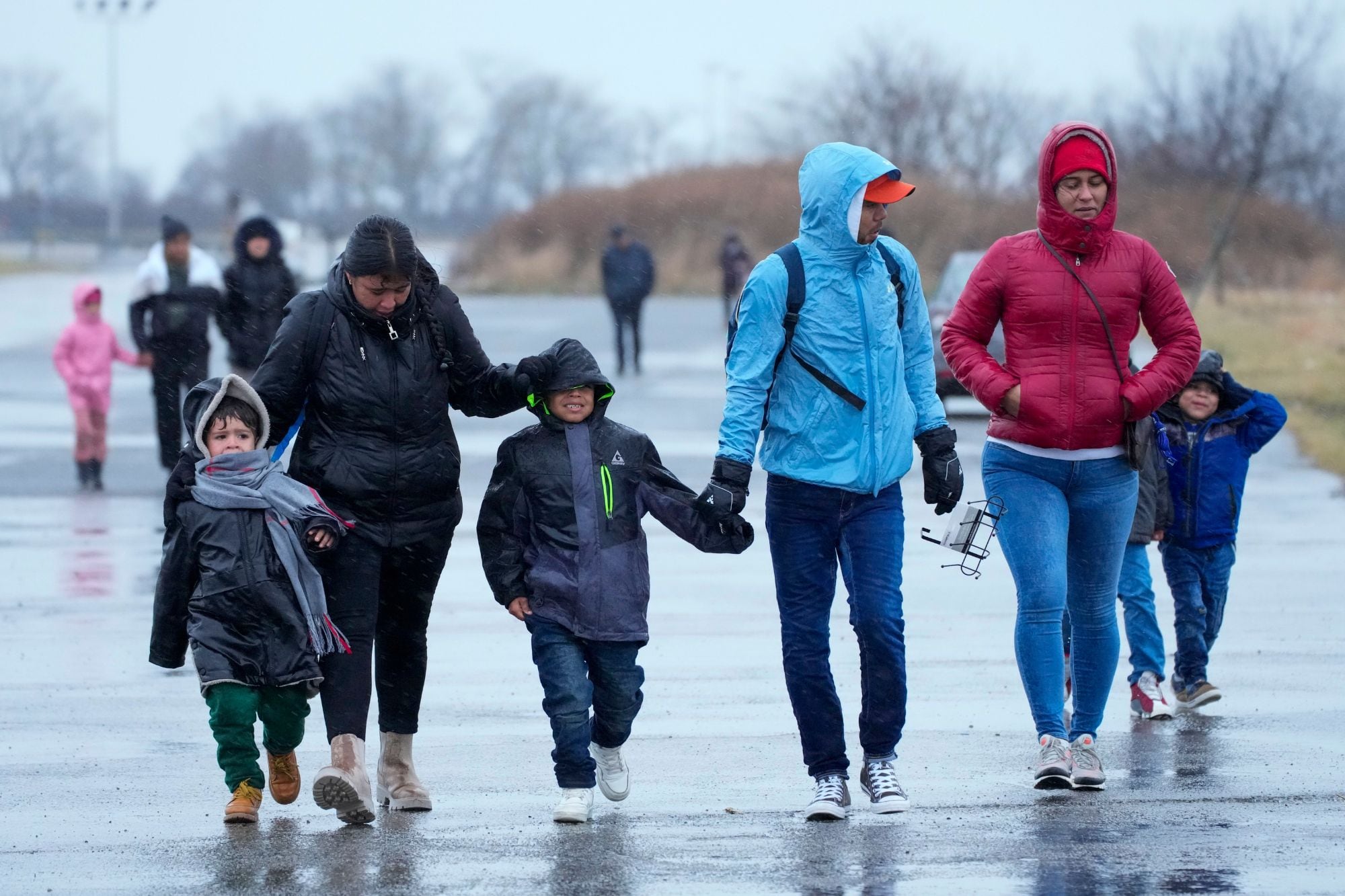 Inmigrantes corren bajo la lluvia hacia las tiendas de campaña en el recinto Floyd Bennett Field (Foto: Archivo)