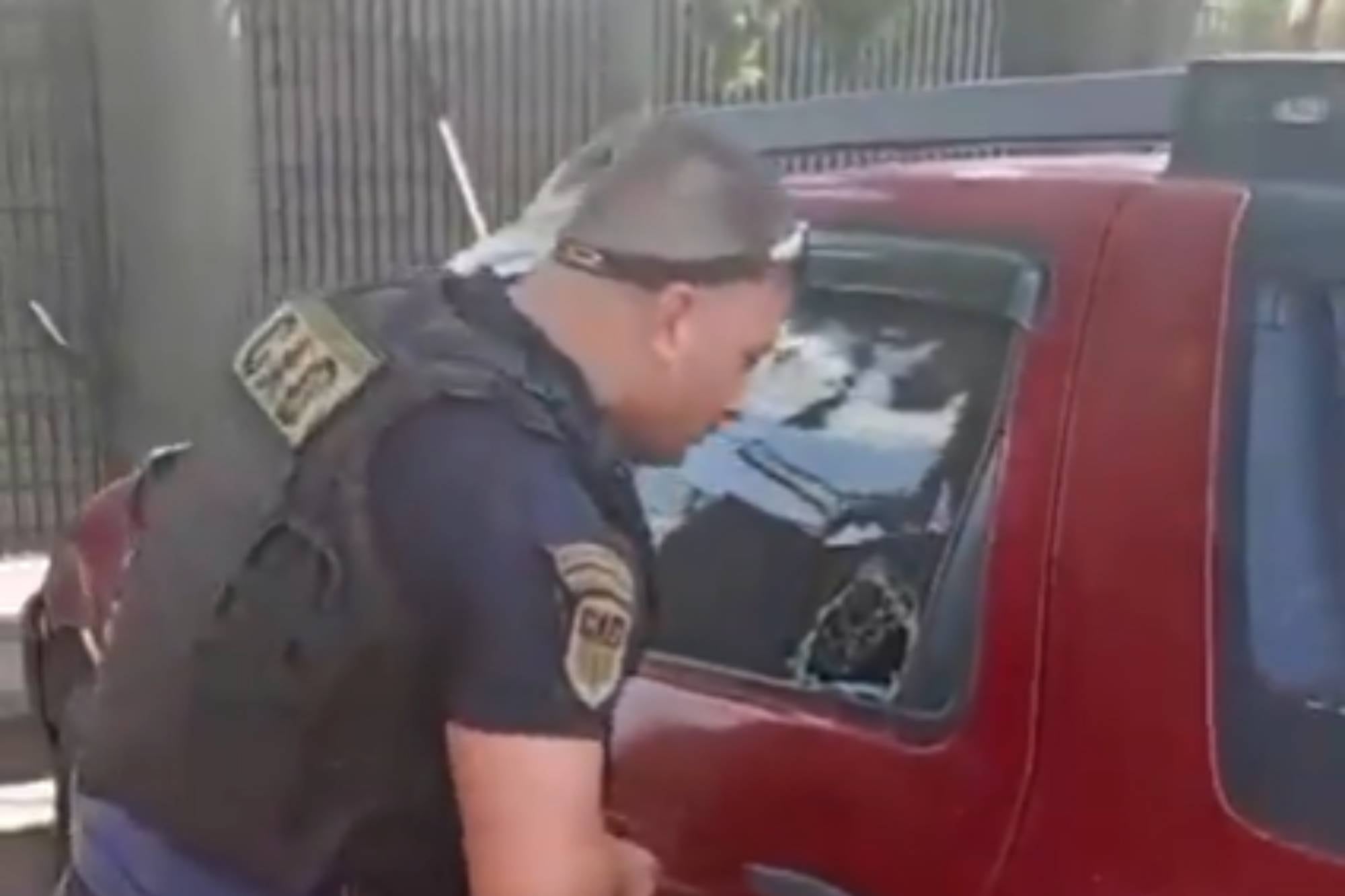 Video: rescataron a un niño de 2 años que habían dejado encerrado en un auto en medio del calor extremo